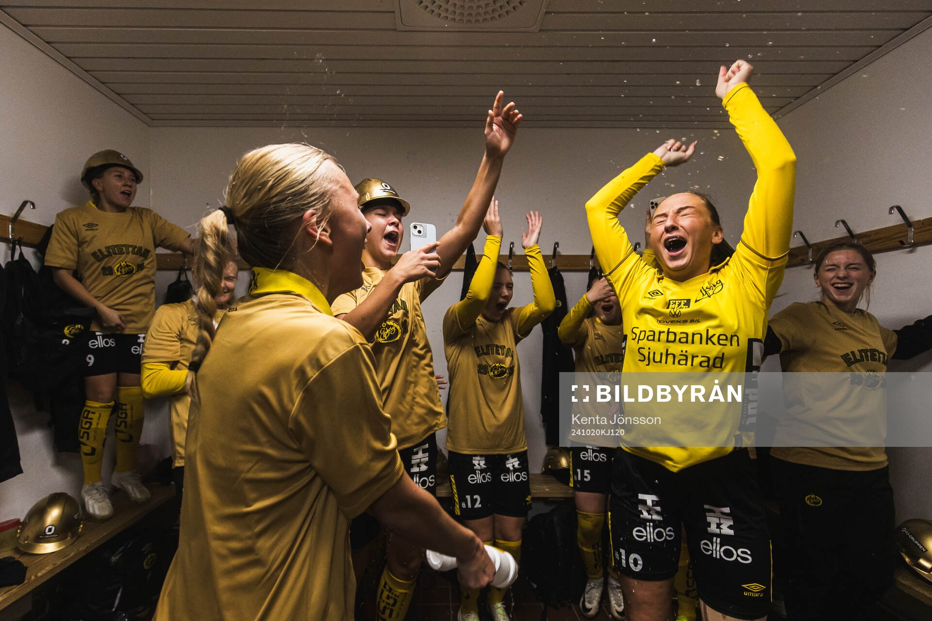 Elfsborgs Cornelia Andersson, Alice Broman, Hedvig Petersson och Stina Jensen jublar efter fotbollsmatchen i Division 1 Mellersta mellan Älvsjö och Elfsborg den 20 oktober 2024 i Stockholm.