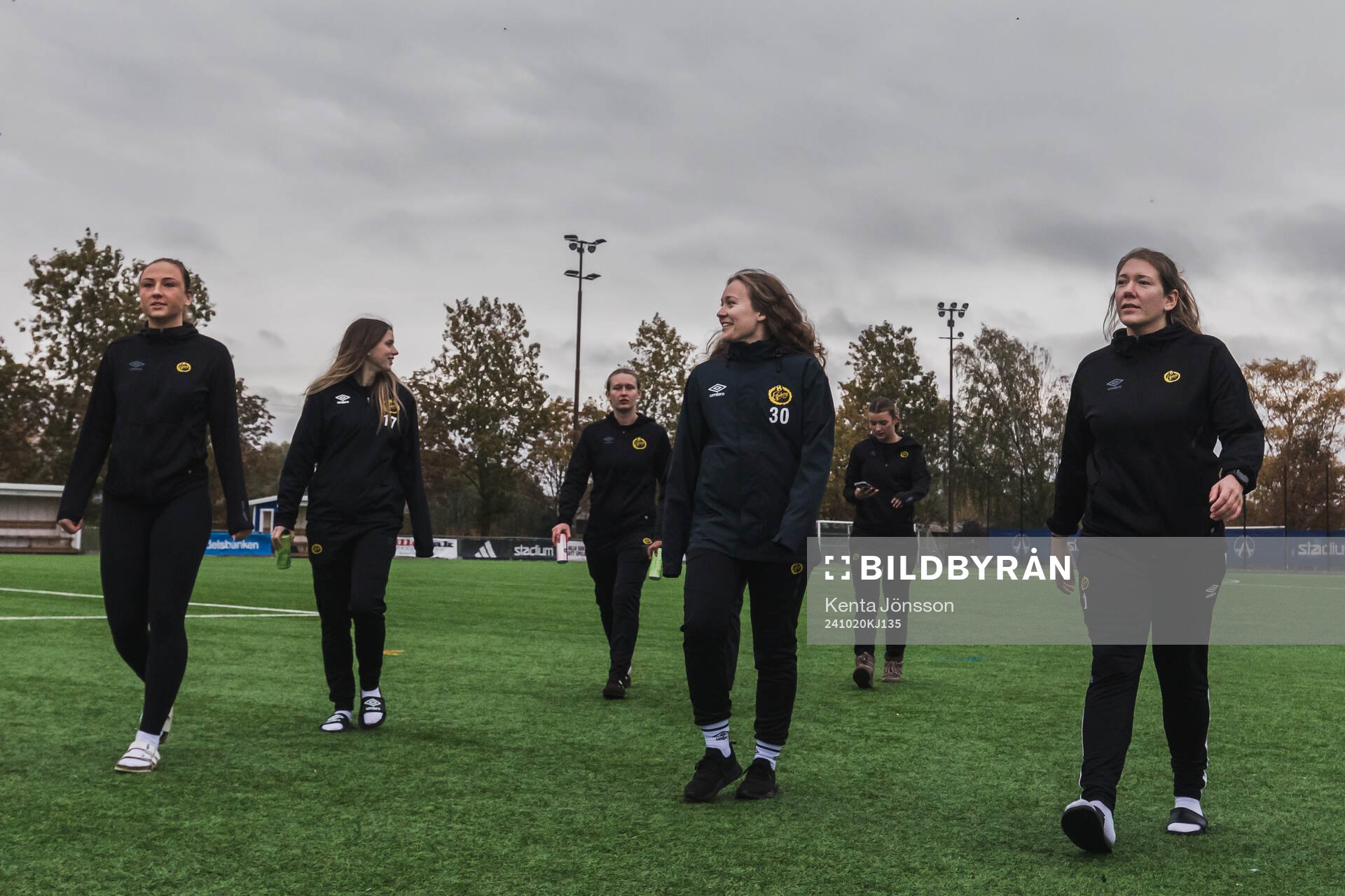 Elfsborgs Stina Jensen, målvakt Lisa Högmark och målvakt Sandra Eriksson inför fotbollsmatchen i Division 1 Mellersta mellan Älvsjö och Elfsborg den 20 oktober 2024 i Stockholm.