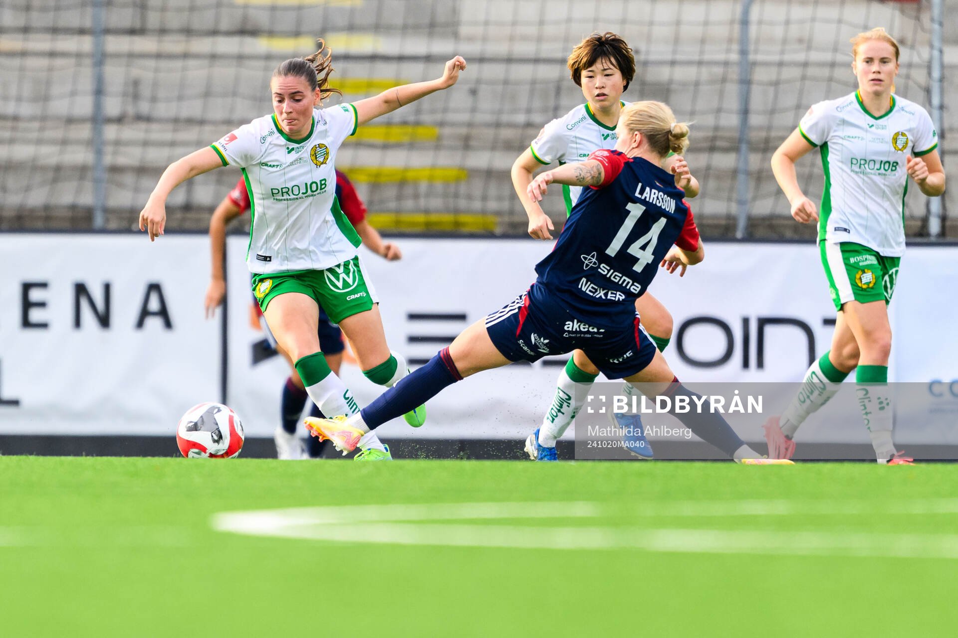 Hammarbys Smilla Vallotto och Rosengårds Emilia Larsson under fotbollsmatchen i Damallsvenskan mellan Rosengård och Hammarby den 20 oktober 2024 i Malmö. 