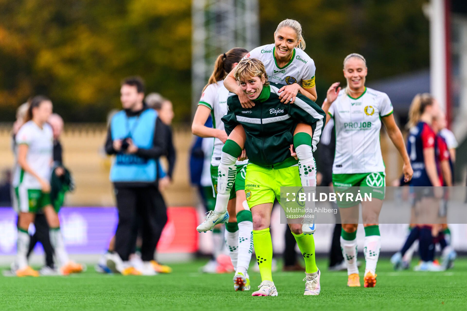Hammarbys målvakt Moa Edrud och Alice Carlsson