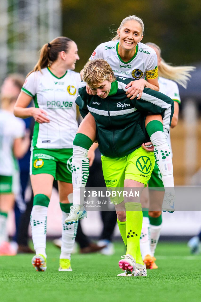 Hammarbys målvakt Moa Edrud och Alice Carlsson jublar