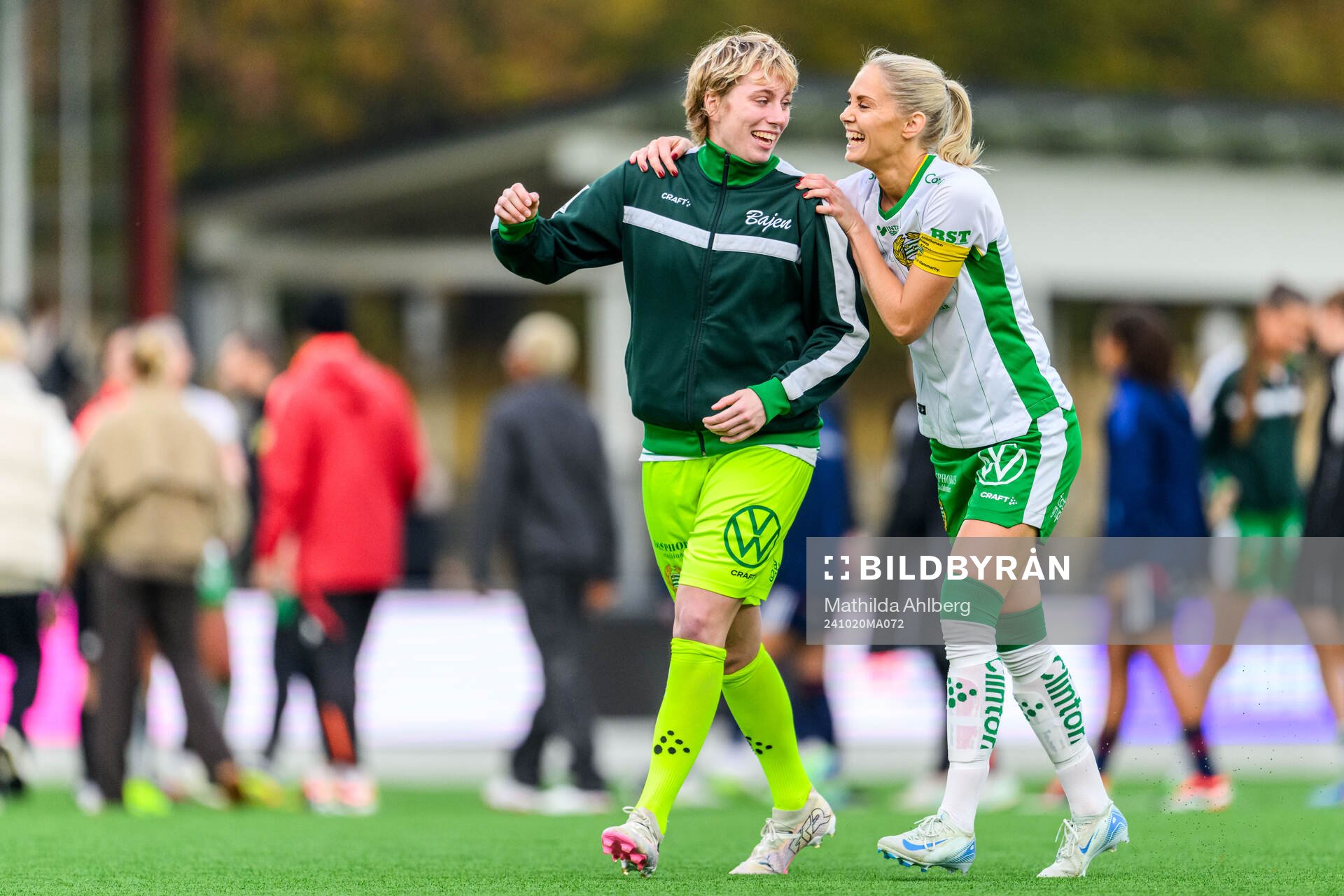 Hammarbys målvakt Moa Edrud och Alice Carlsson jublar