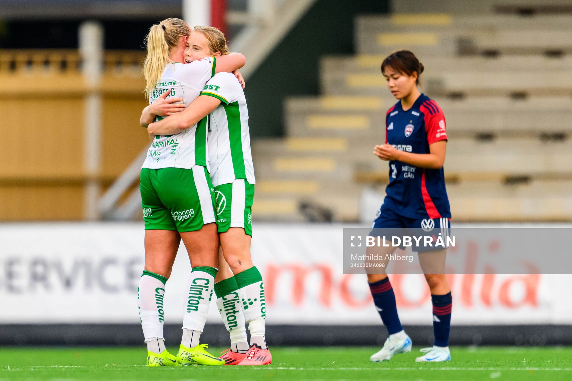 Hammarbys Cathinka Tandberg och Julie Blakstad jublar efter fotbollsmatchen i Damallsvenskan mellan Rosengård och Hammarby den 20 oktober 2024 i Malmö.