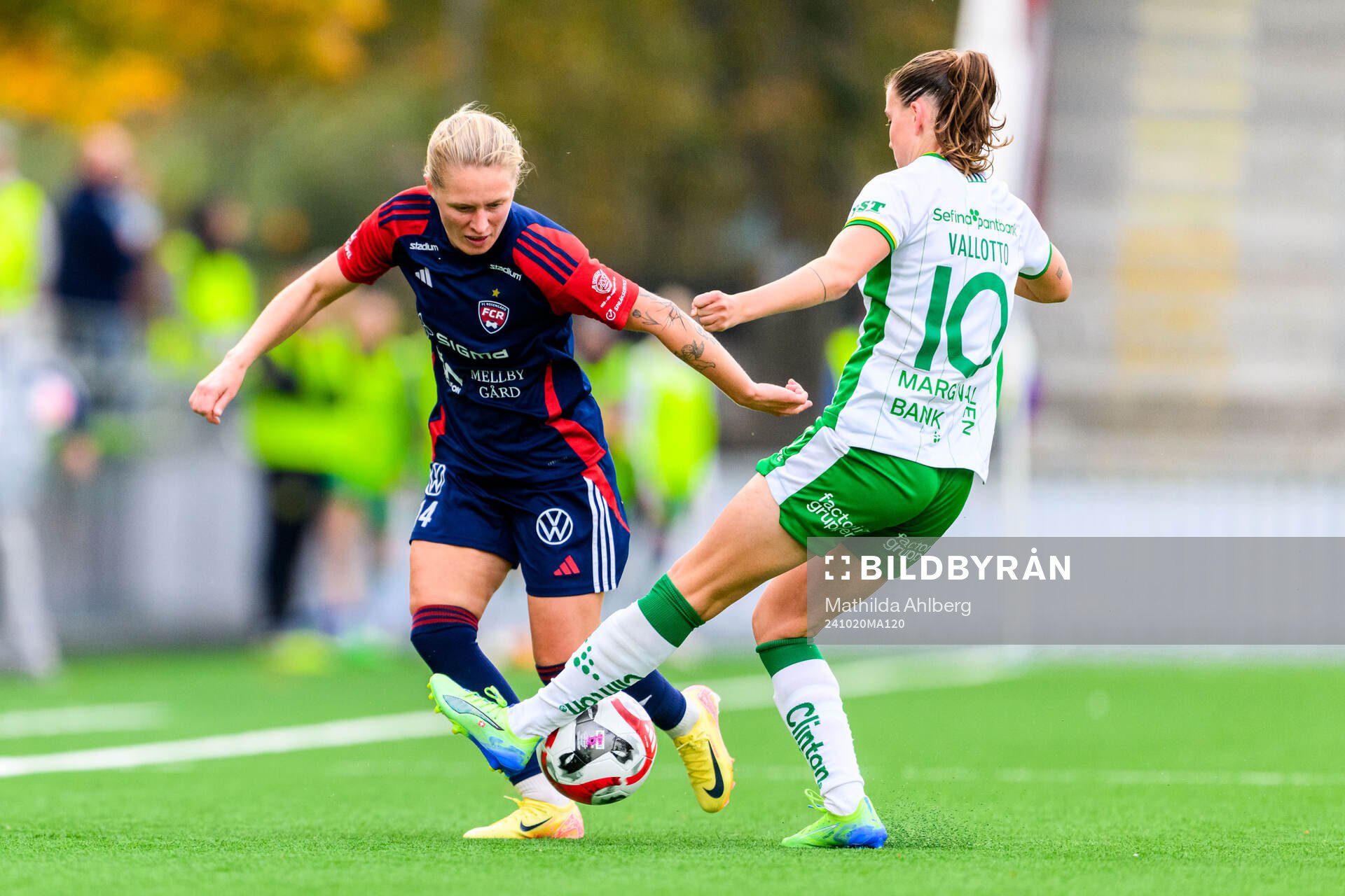 Rosengårds Emilia Larsson och Hammarbys Smilla Vallotto under fotbollsmatchen i Damallsvenskan mellan Rosengård och Hammarby den 20 oktober 2024 i Malmö.