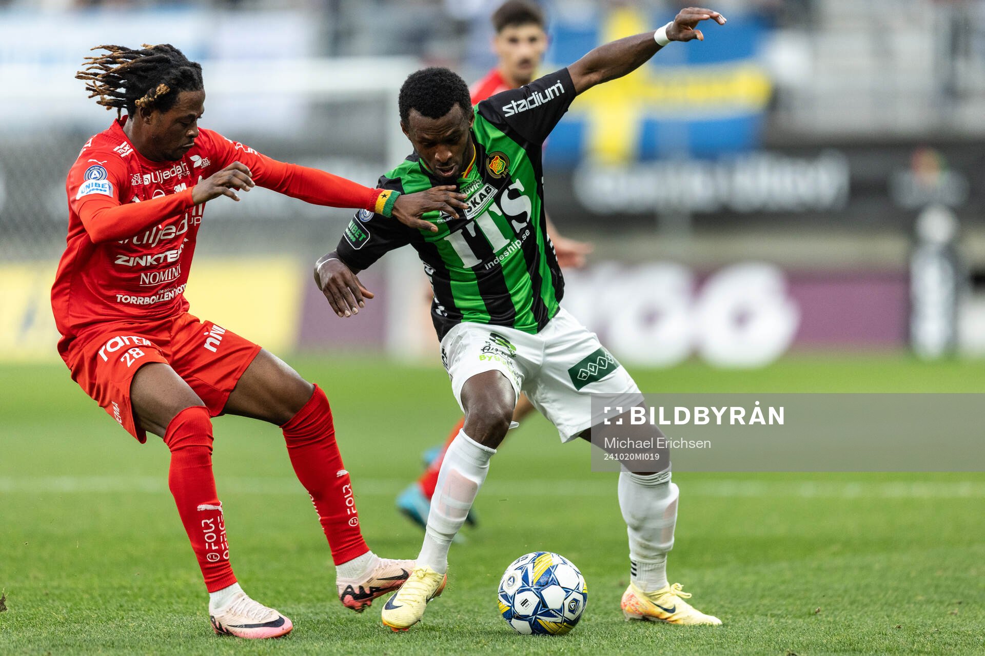 Värnamos Frank Junior Adjei och GAIS Richard Emeka Friday under fotbollsmatchen i Allsvenskan mellan GAIS och Värnamo den 20 oktober 2024 i Göteborg. 