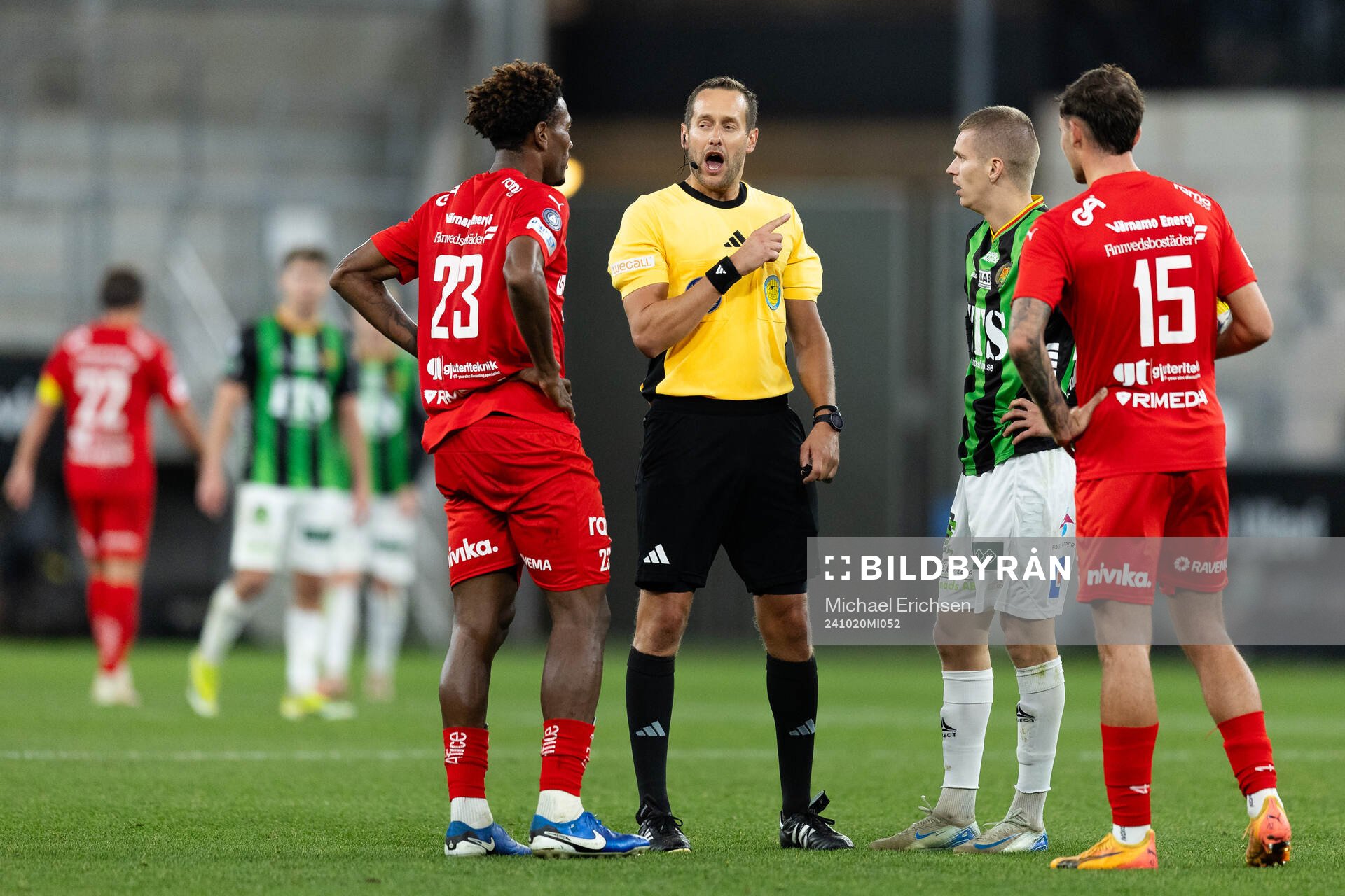 Domare Victor Wolf pratar med Värnamos Samuel Kotto och GAIS Lucas Hedlund under fotbollsmatchen i Allsvenskan mellan GAIS och Värnamo den 20 oktober 2024 i Göteborg.