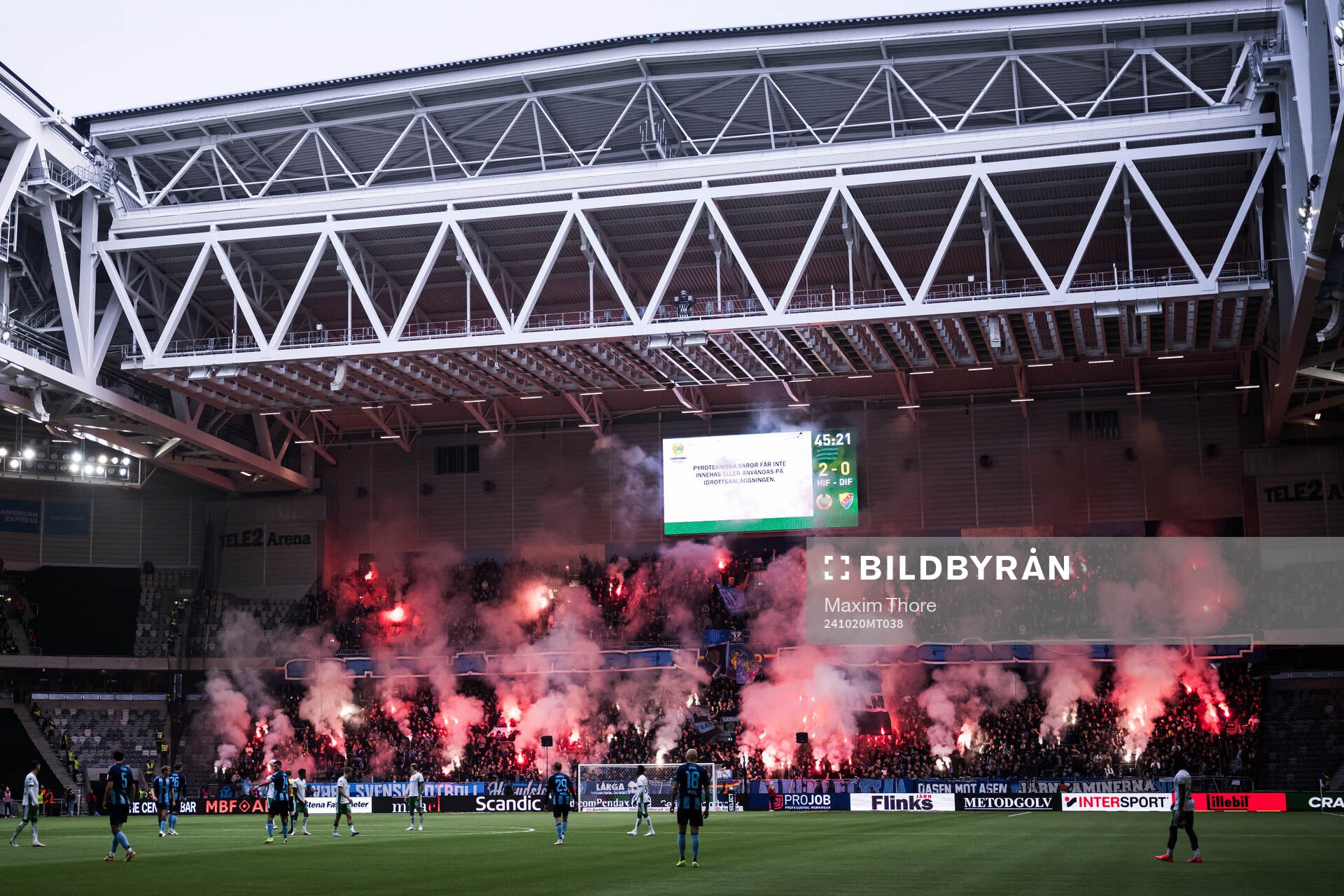 Djurgårdens supportar med pyroteknik