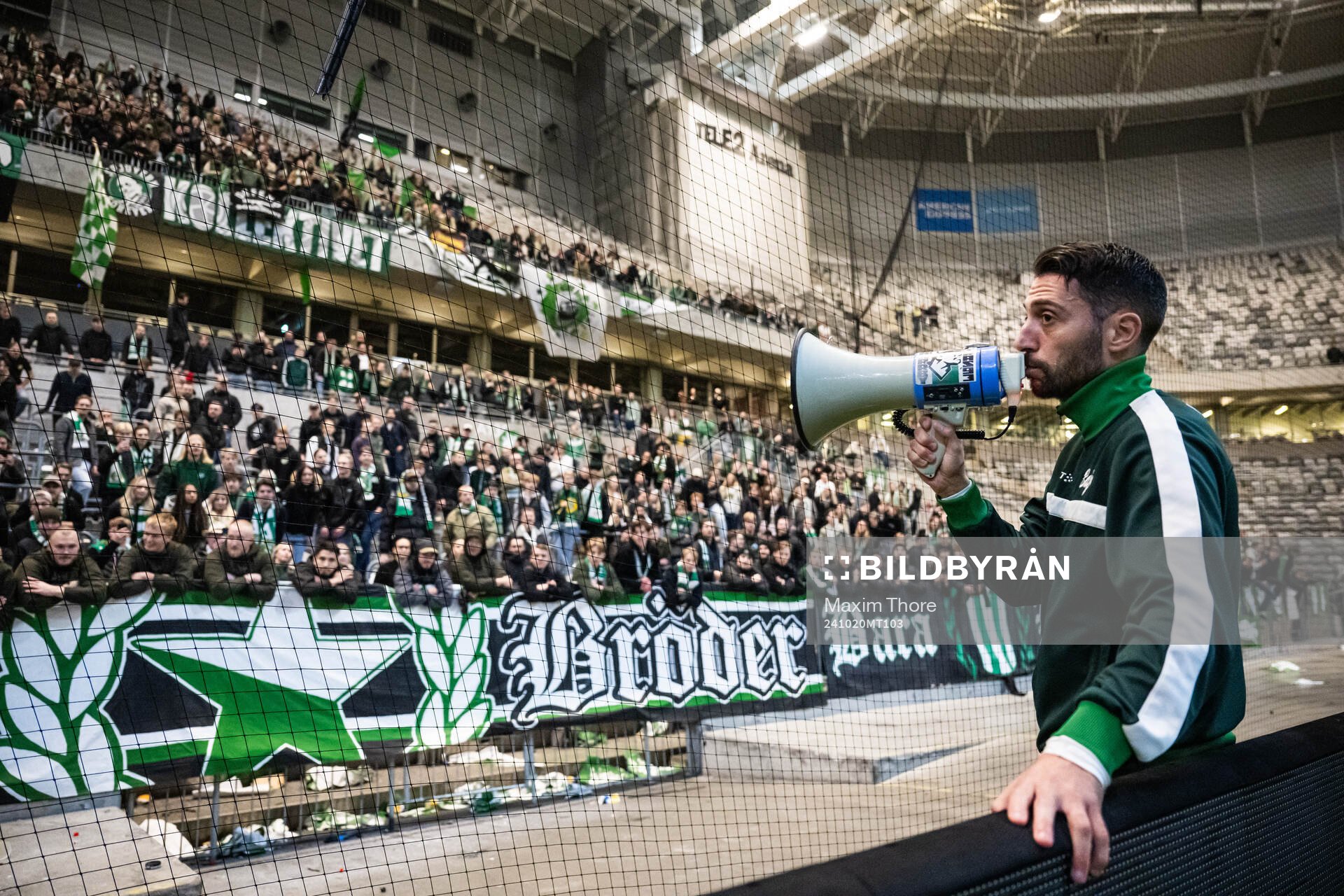 Hammarbys Nahir Besara tackar publiken