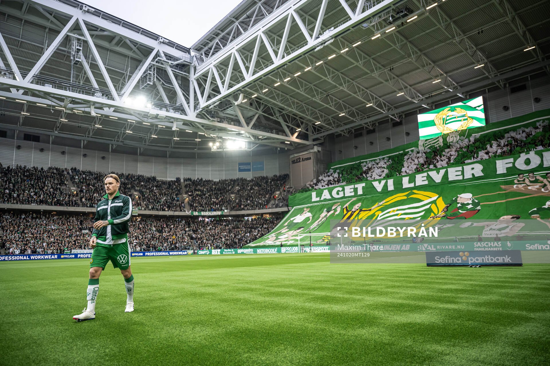Hammarbys Victor Eriksson framför tifo