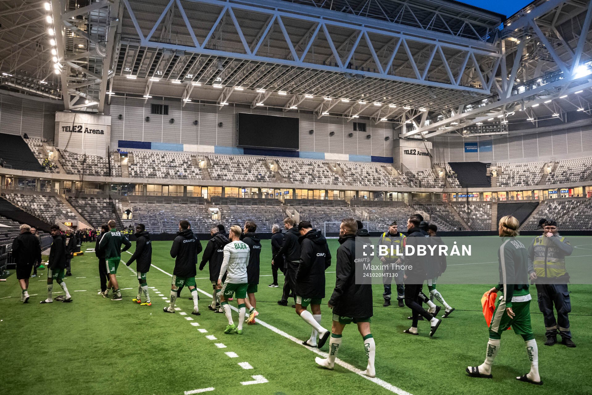 Hammarbys spelare lämnar arenan framför tomma läktare efter fotbollsmatchen i Allsvenskan mellan Hammarby och Djurgården den 20 oktober 2024 i Stockholm.