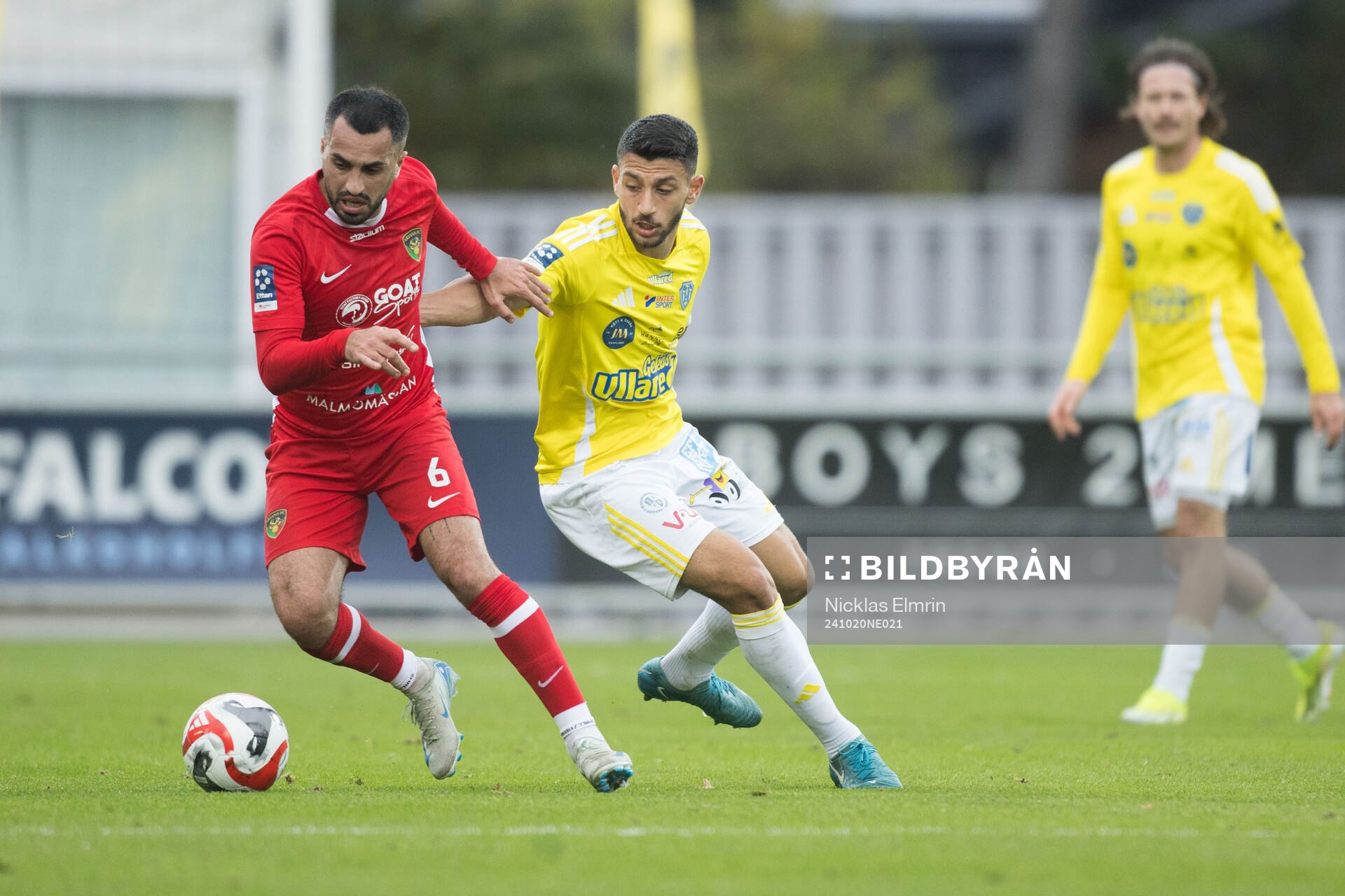 Ariana FCs Brwa Hekmat Nouri och Falkenbergs Leonardo Farah Shahin under fotbollsmatchen i Ettan södra mellan Falkenberg och Ariana FC den 20 oktober 2024 i Falkenberg.