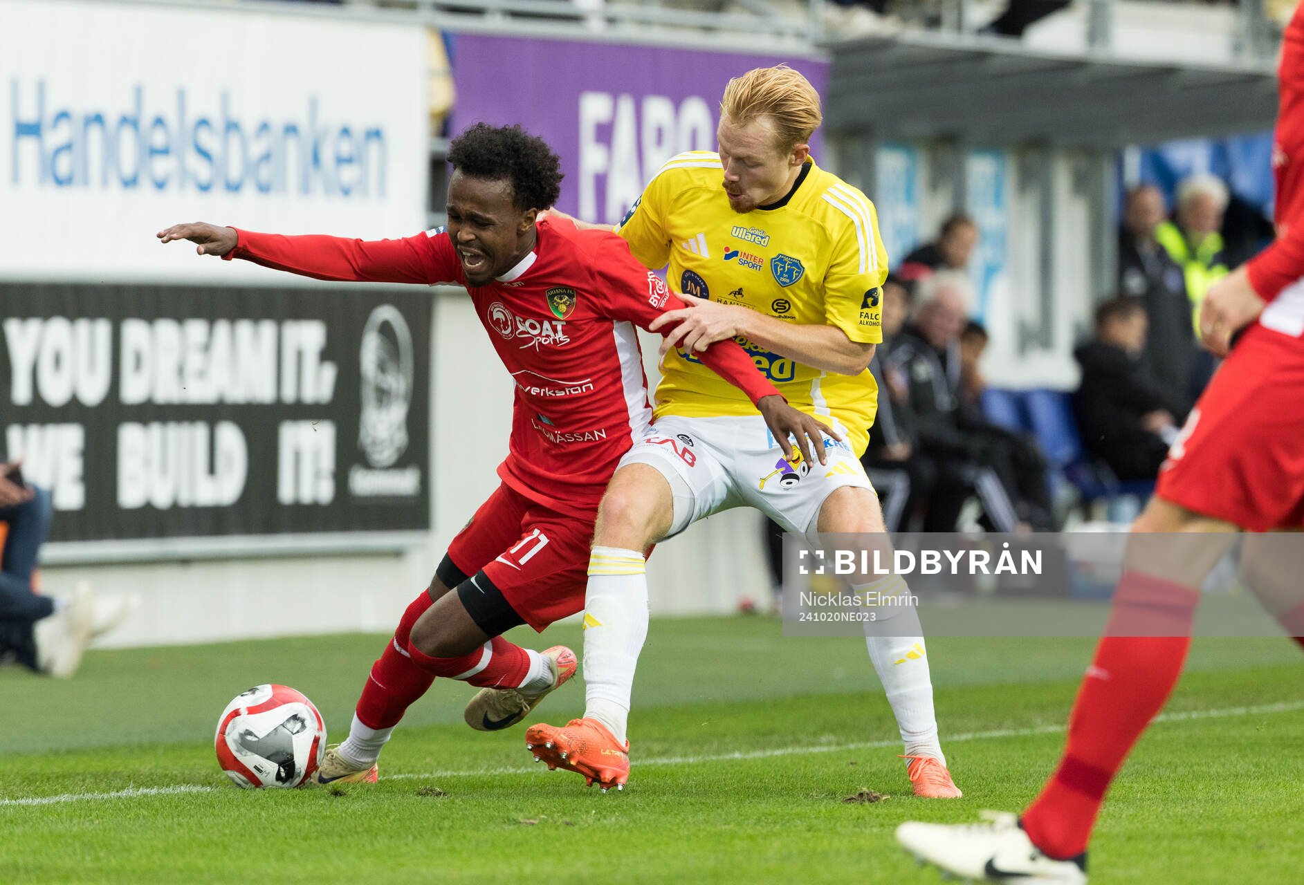 Ariana FCs Abdi Sabriye och Falkenbergs Linus Borgström