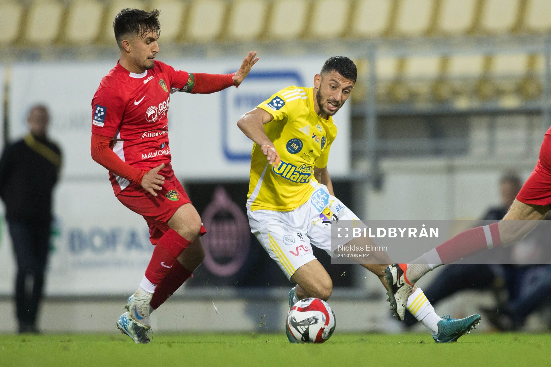 Ariana FCs Arfanullah Habibi och Falkenbergs Leonardo Farah Shahin under fotbollsmatchen i Ettan södra mellan Falkenberg och Ariana FC den 20 oktober 2024 i Falkenberg.
