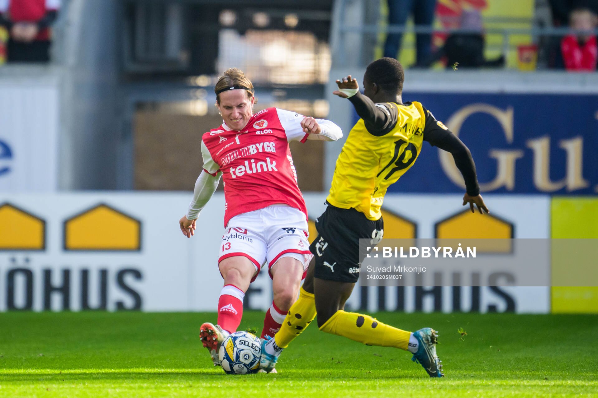 Kalmars Johan Karlsson och Mjällbys Abdoulie Manneh