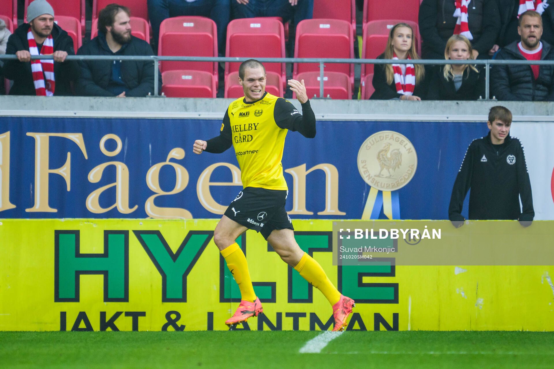 Mjällbys Jacob Bergström jublar efter 0-1 under fotbollsmatchen i Allsvenskan mellan Kalmar och Mjällby den 20 oktober 2024 i Kalmar. 
