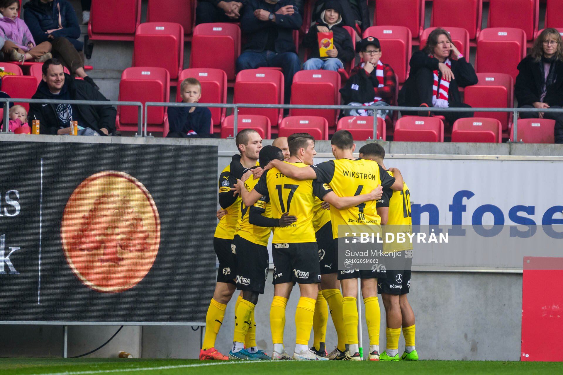 Mjällbys Jacob Bergström jublar efter 0-1 under fotbollsmatchen i Allsvenskan mellan Kalmar och Mjällby den 20 oktober 2024 i Kalmar. 