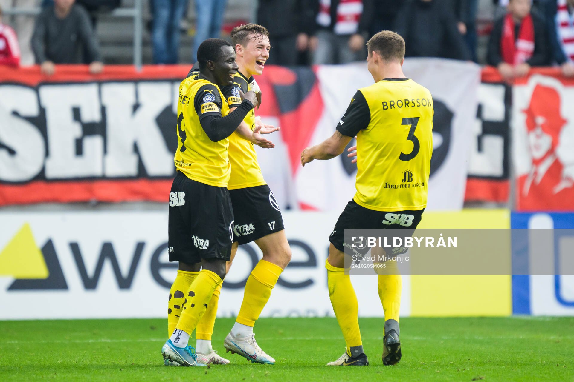 Mjällbys Elliot Stroud jublar efter 0-2 under fotbollsmatchen i Allsvenskan mellan Kalmar och Mjällby den 20 oktober 2024 i Kalmar. 