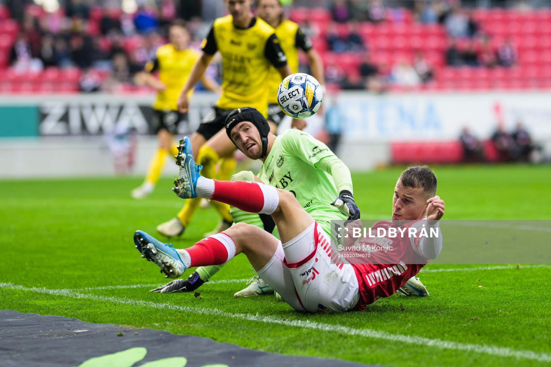Mjällbys Noel Törnqvist och Kalmars Simon Skrabb