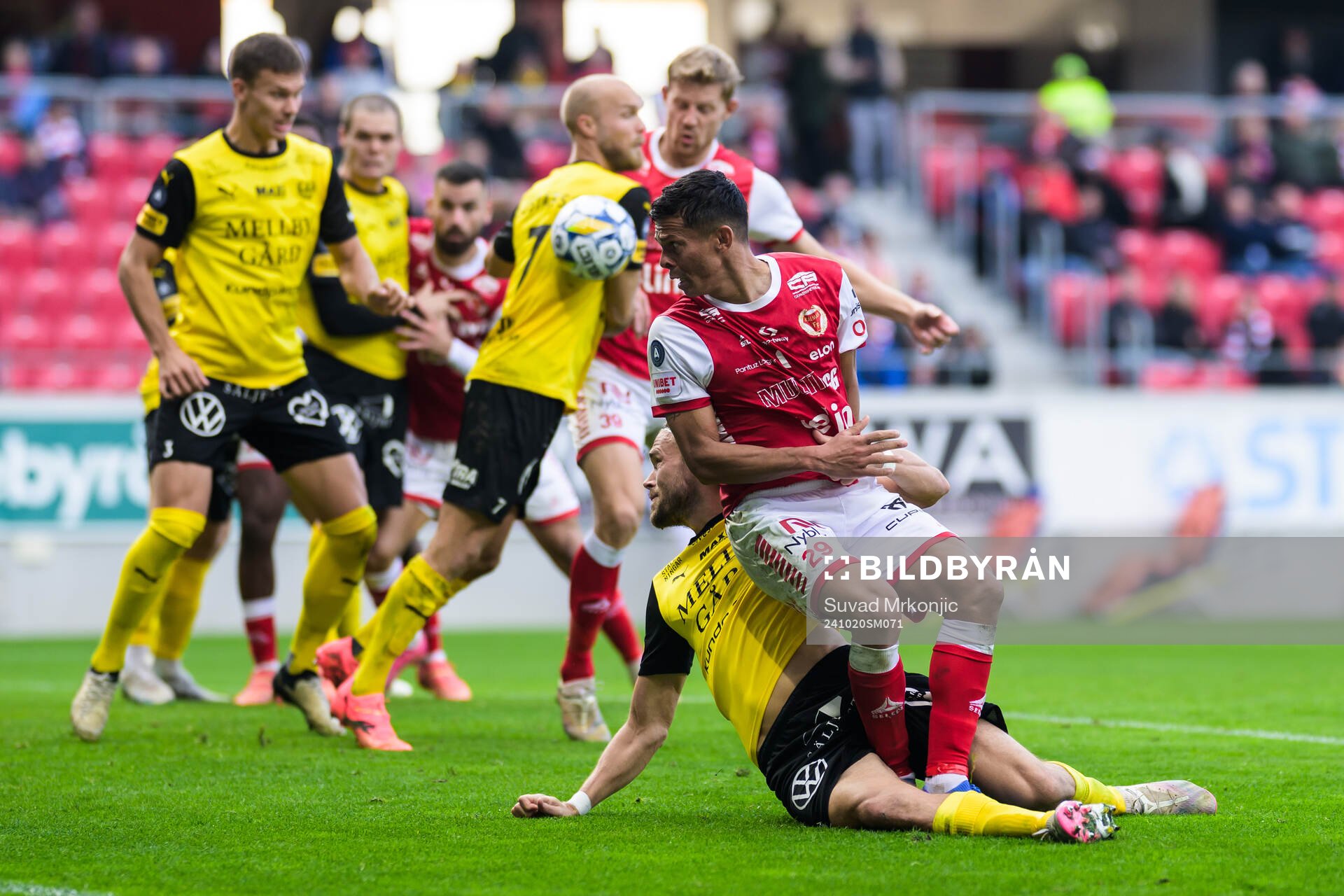 Mjällbys Tom Pettersson och Kalmars Romario Pereira Sipiao under fotbollsmatchen i Allsvenskan mellan Kalmar och Mjällby den 20 oktober 2024 i Kalmar. 