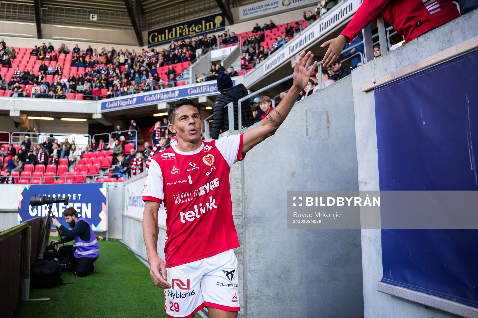 Kalmars Romario Pereira Sipiao lämnar planen