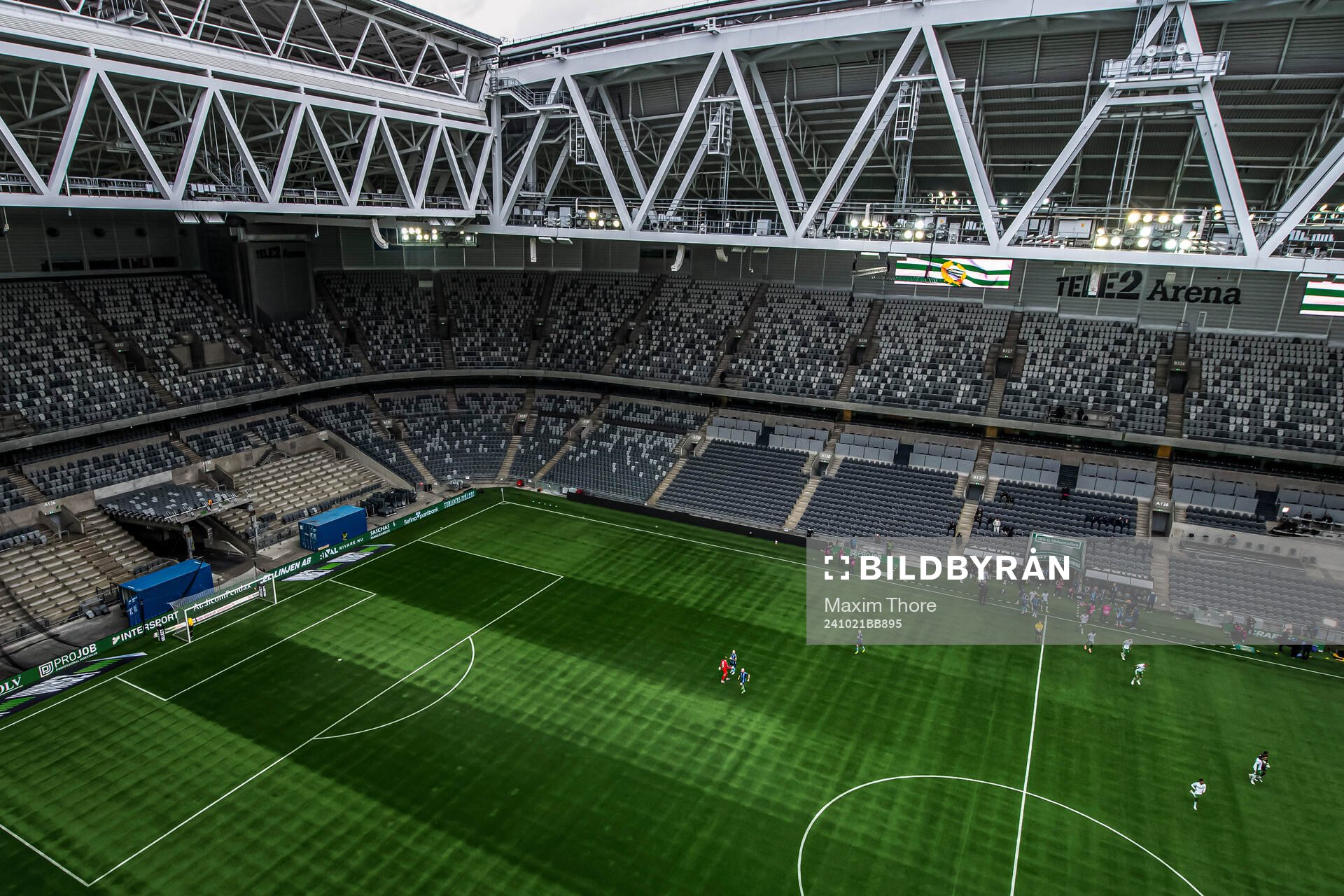 Spelarna från båda lagen gör entré framför tomma