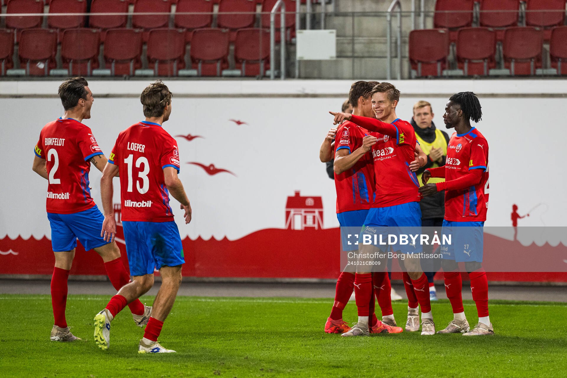 Helsingborgs Adrian Svanbäck jublar med lagkamraterna