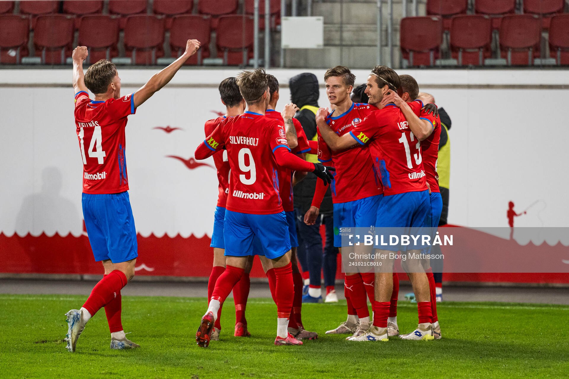 Helsingborgs Adrian Svanbäck jublar med lagkamraterna