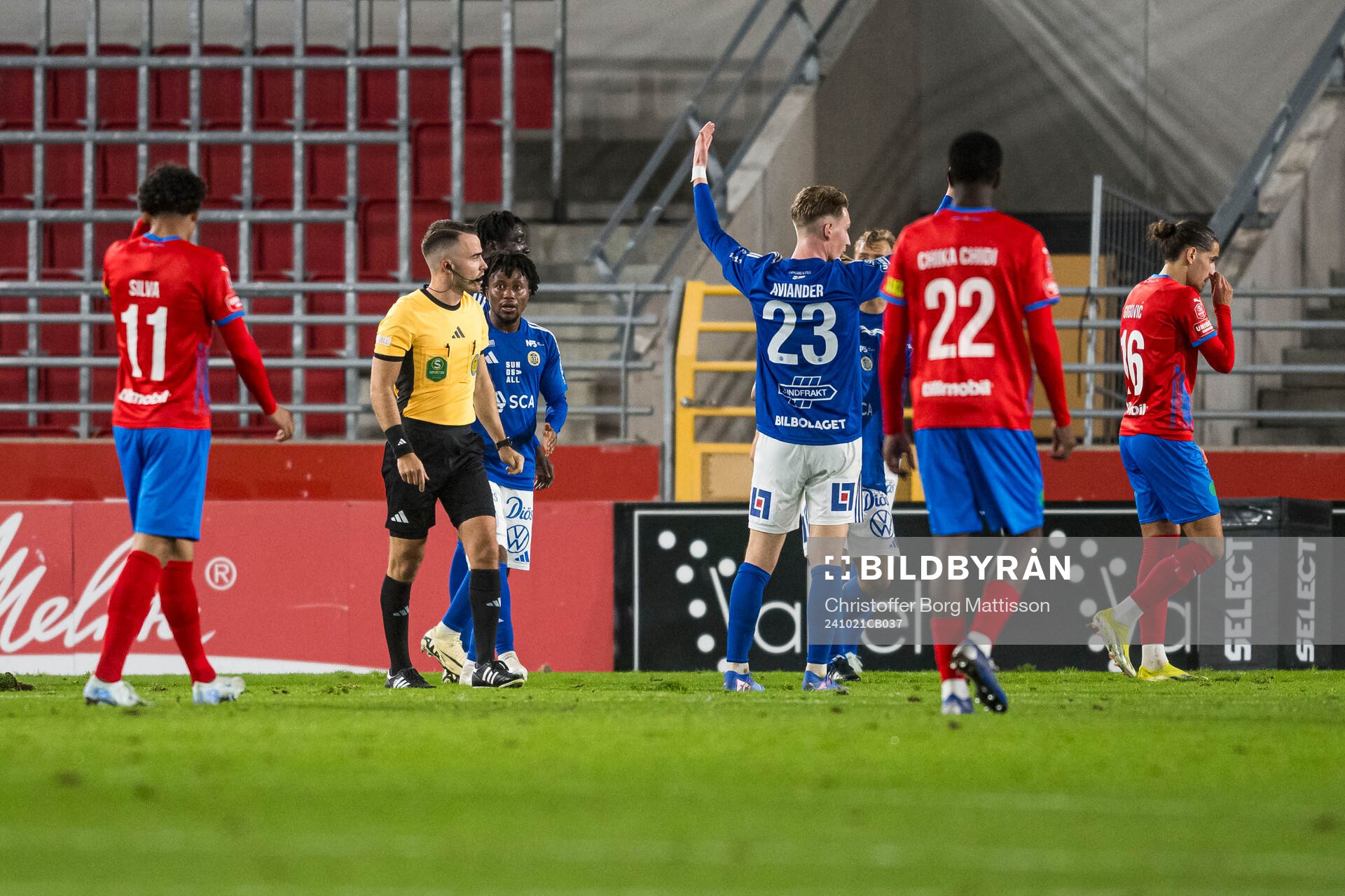 GIF Sundsvalls spelare reagerar mot Domare Jasmin Svraka