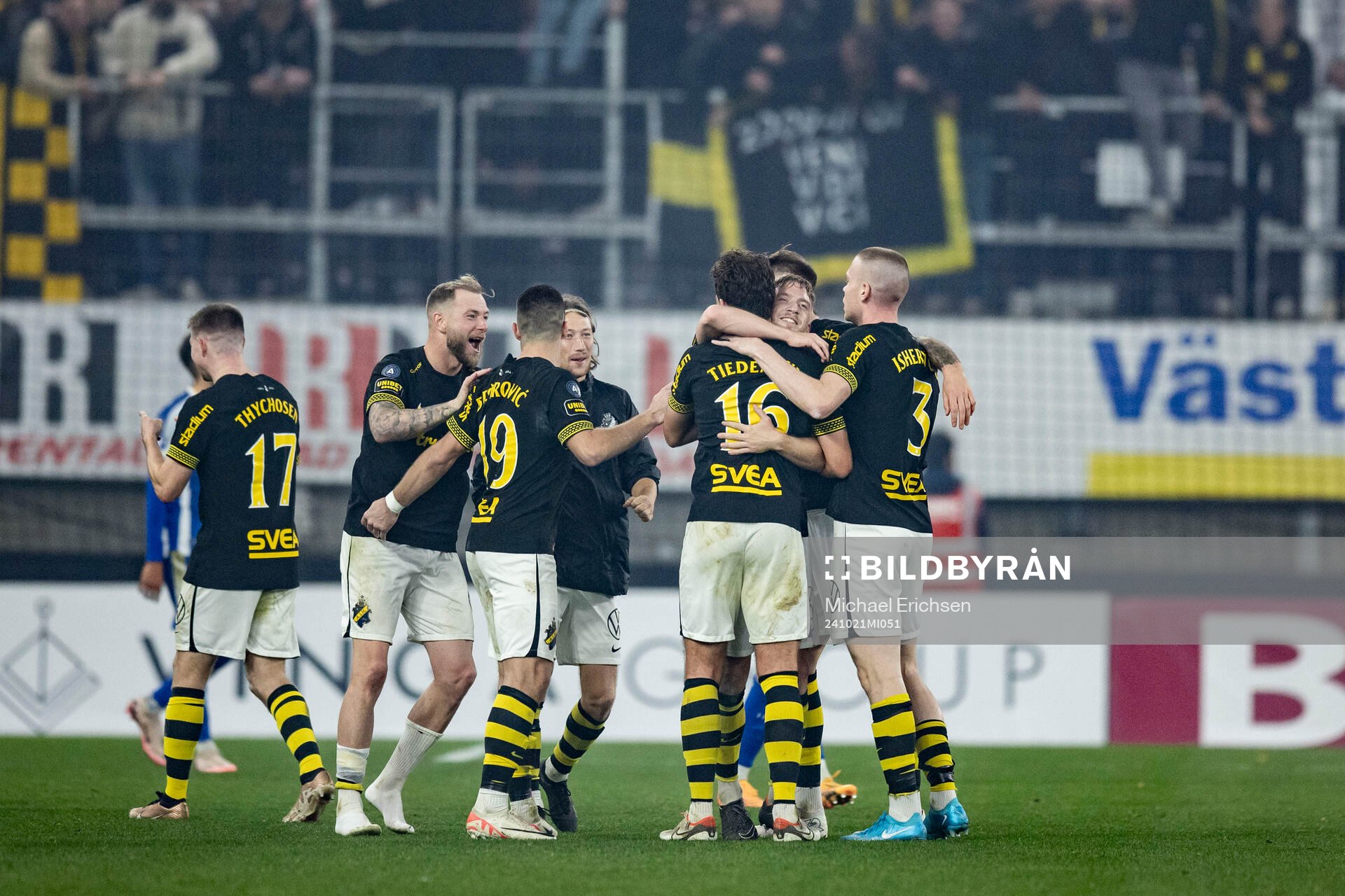 AIKs spelare jublar efter fotbollsmatchen i Allsvenskan mellan IFK Göteborg och AIK den 21 oktober 2024 i Göteborg. 