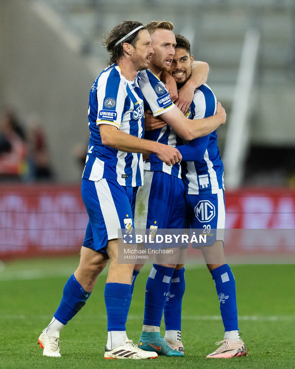 IFK Göteborgs Sebastian Ohlsson jublar ihop med Gustav