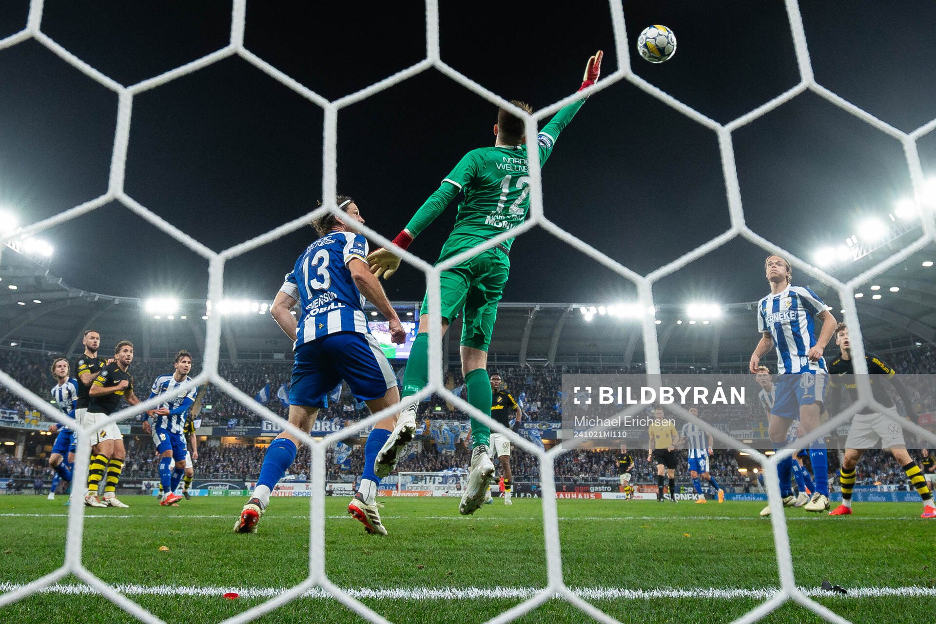 AIKs Benjamin Tiedemann Hansen nickar in 1-2 i mål bakom