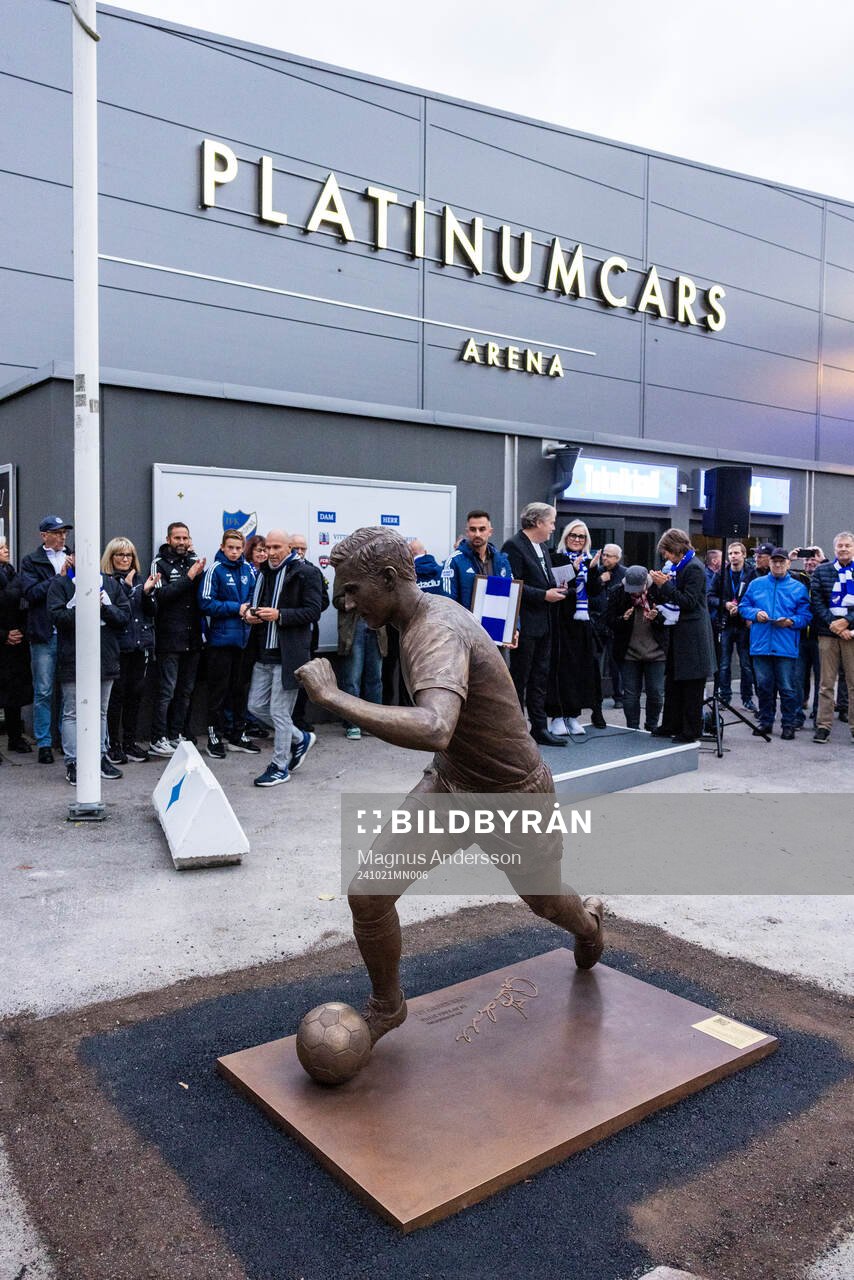 Avtäckning av av staty gjord av konstnären Elo Liiv och föreställande Ove Kindvall inför fotbollsmatchen i Allsvenskan mellan IFK Norrköping och Brommapojkarna den 21 oktober 2024 i Norrköping.