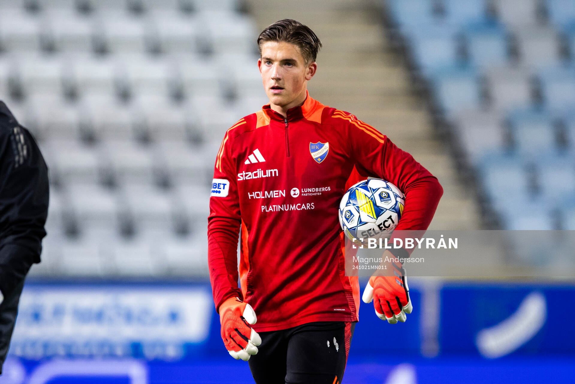 IFK Norrköpings målvakt David Andersson på uppvärmningen inför fotbollsmatchen i Allsvenskan mellan IFK Norrköping och Brommapojkarna den 21 oktober 2024 i Norrköping. 