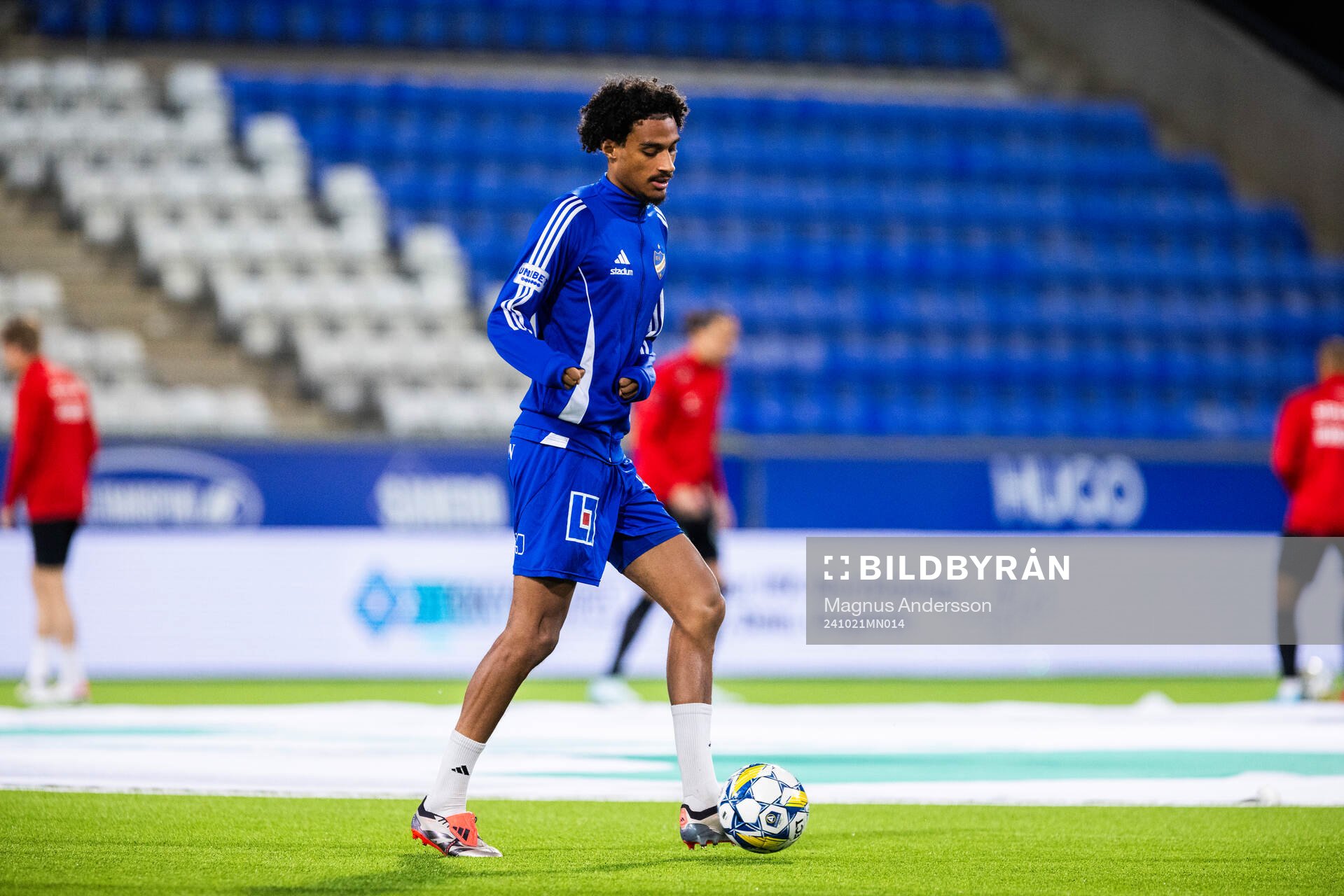 IFK Norrköpings Jesper Ceesay på uppvärmningen inför fotbollsmatchen i Allsvenskan mellan IFK Norrköping och Brommapojkarna den 21 oktober 2024 i Norrköping.