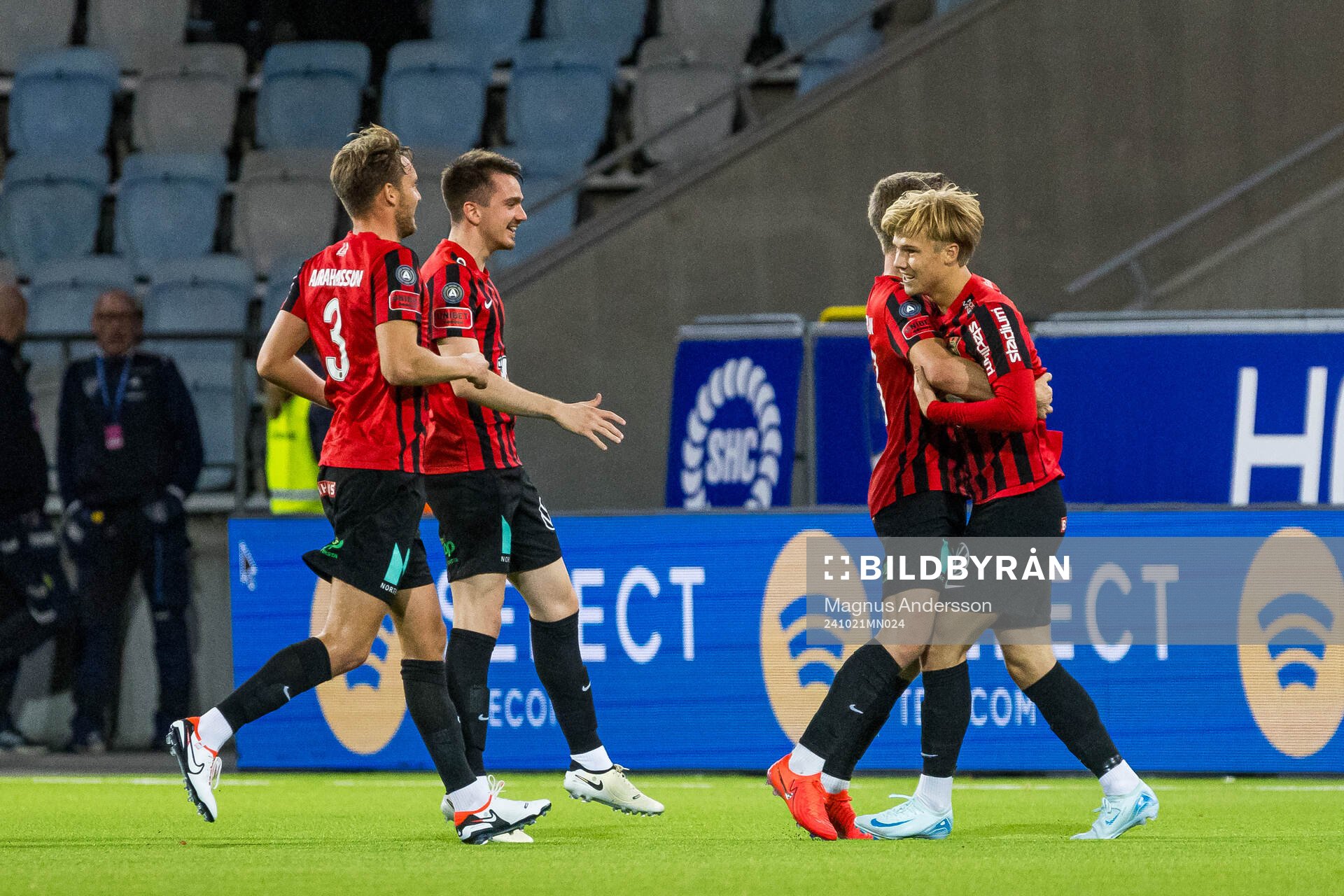 Brommapojkarnas Theo Bergvall jublar