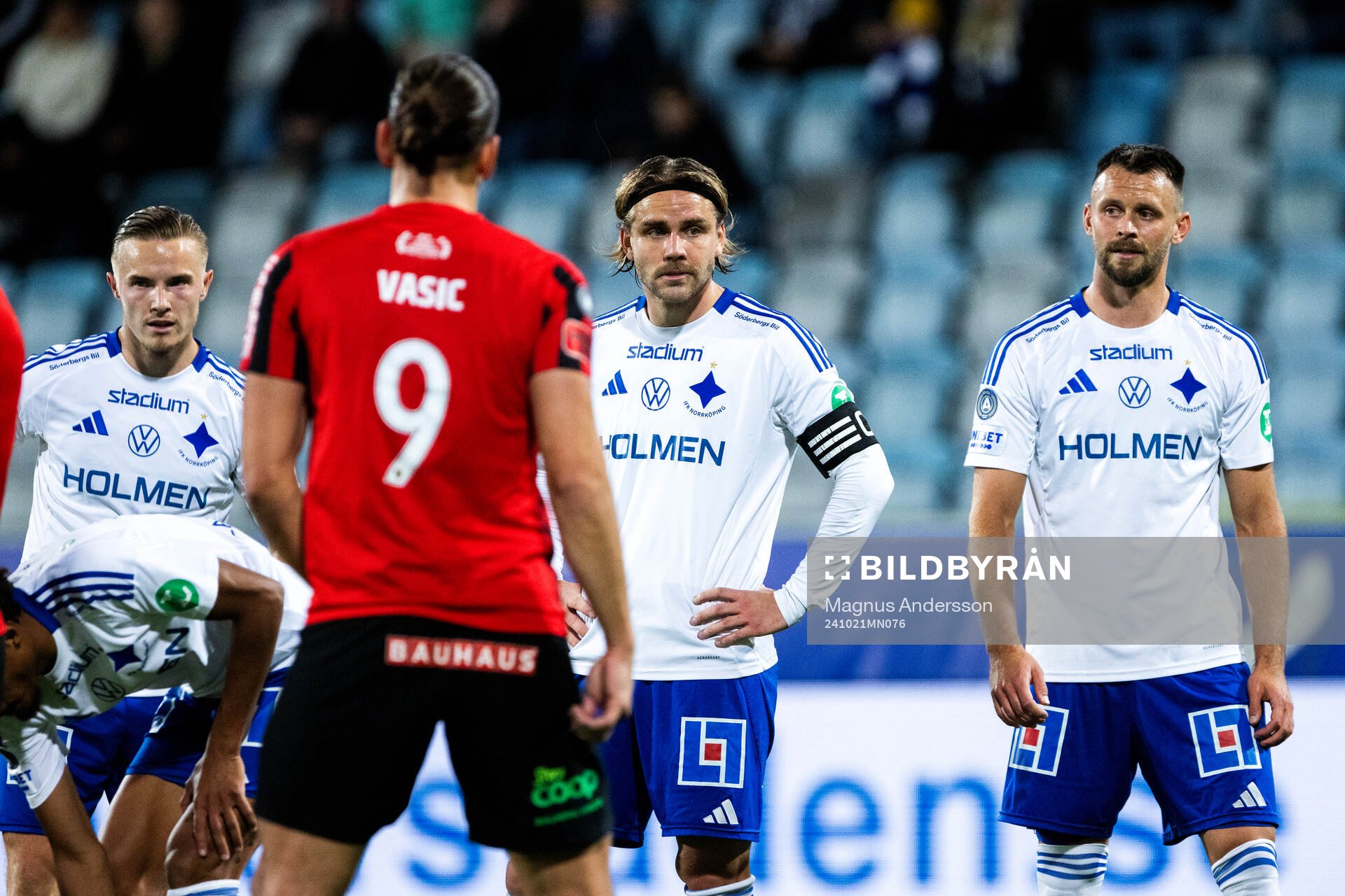 IFK Norrköpings Jacob Ortmark, Christoffer Nyman och Max Watson under fotbollsmatchen i Allsvenskan mellan IFK Norrköping och Brommapojkarna den 21 oktober 2024 i Norrköping.