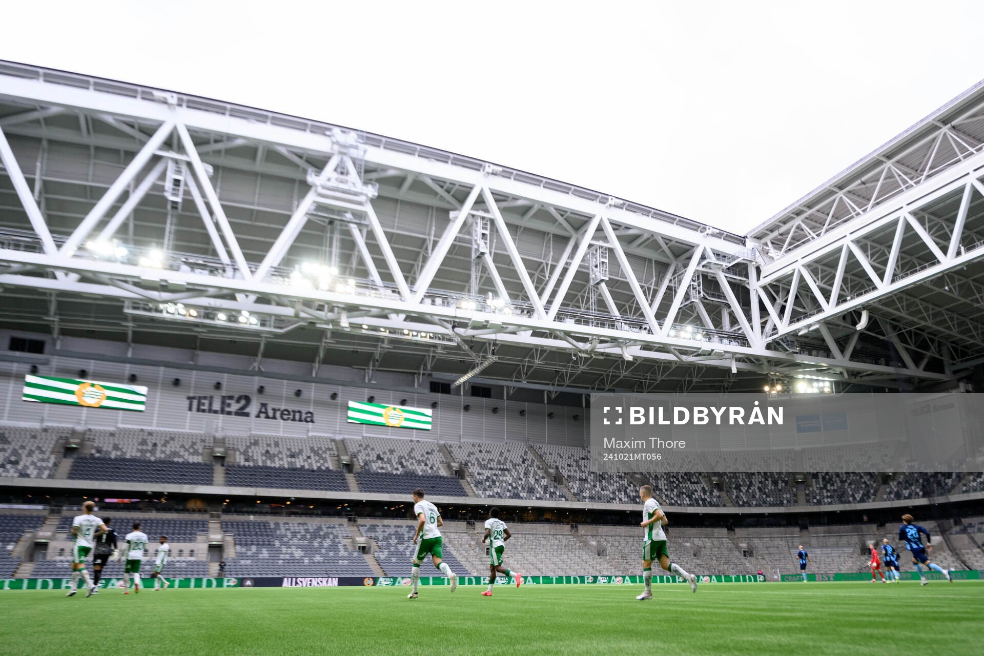Hammarbys spelare springer in på planen