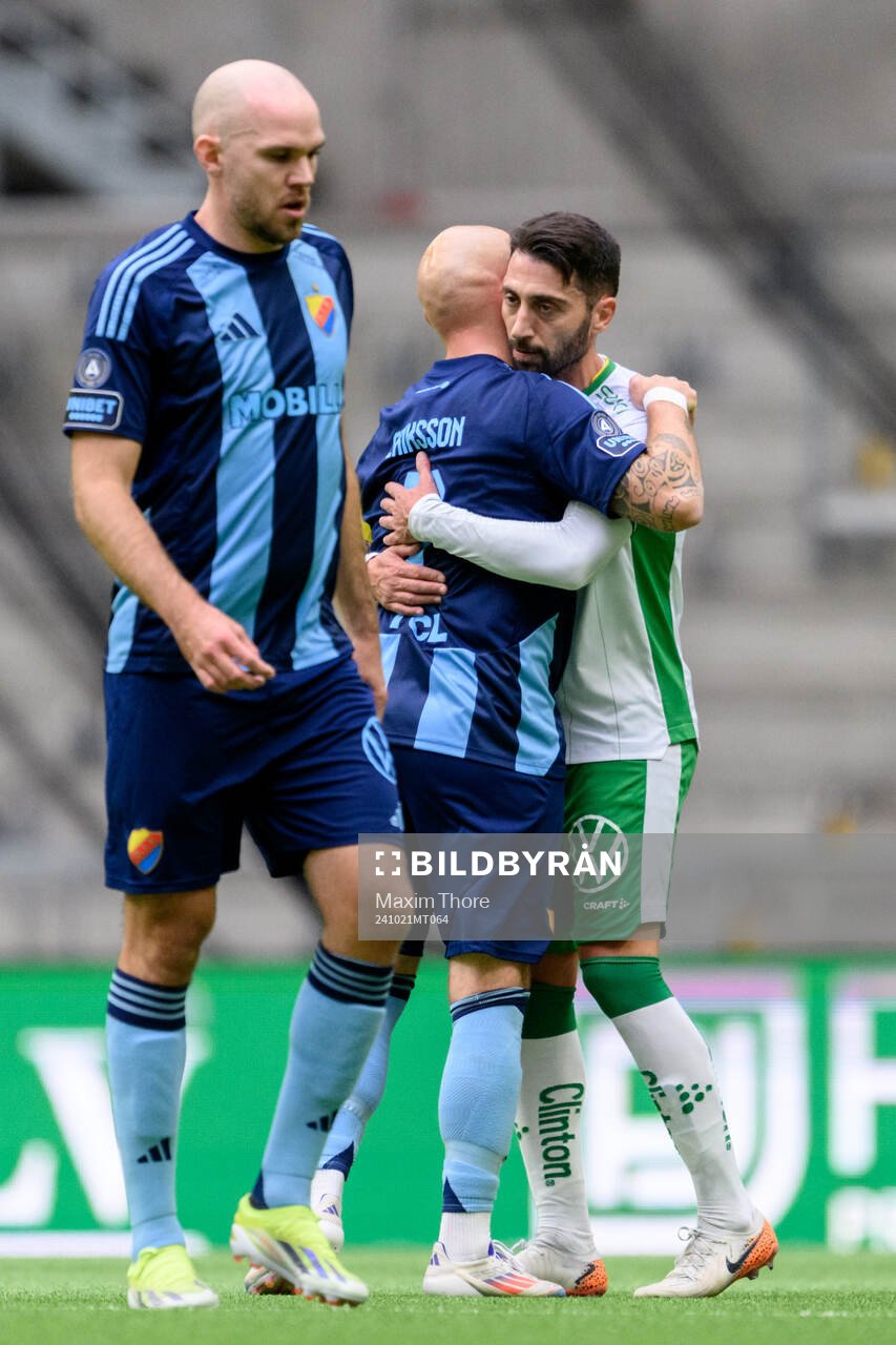 Djurgårdens Magnus Eriksson och Hammarbys Nahir Besara efter fotbollsmatchen i Allsvenskan mellan Hammarby och Djurgården den 21 oktober 2024 i Stockholm.