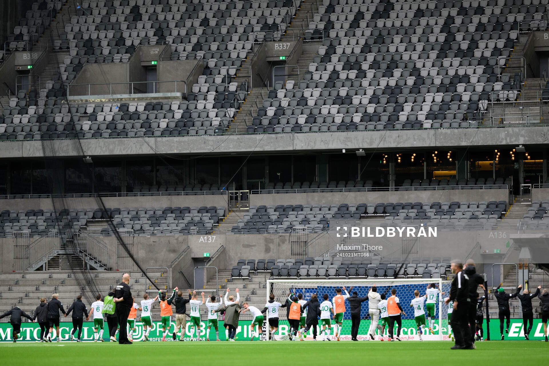 Hammarbys spelar jublar mot tomma läktare efter fotbollsmatchen i Allsvenskan mellan Hammarby och Djurgården den 21 oktober 2024 i Stockholm.