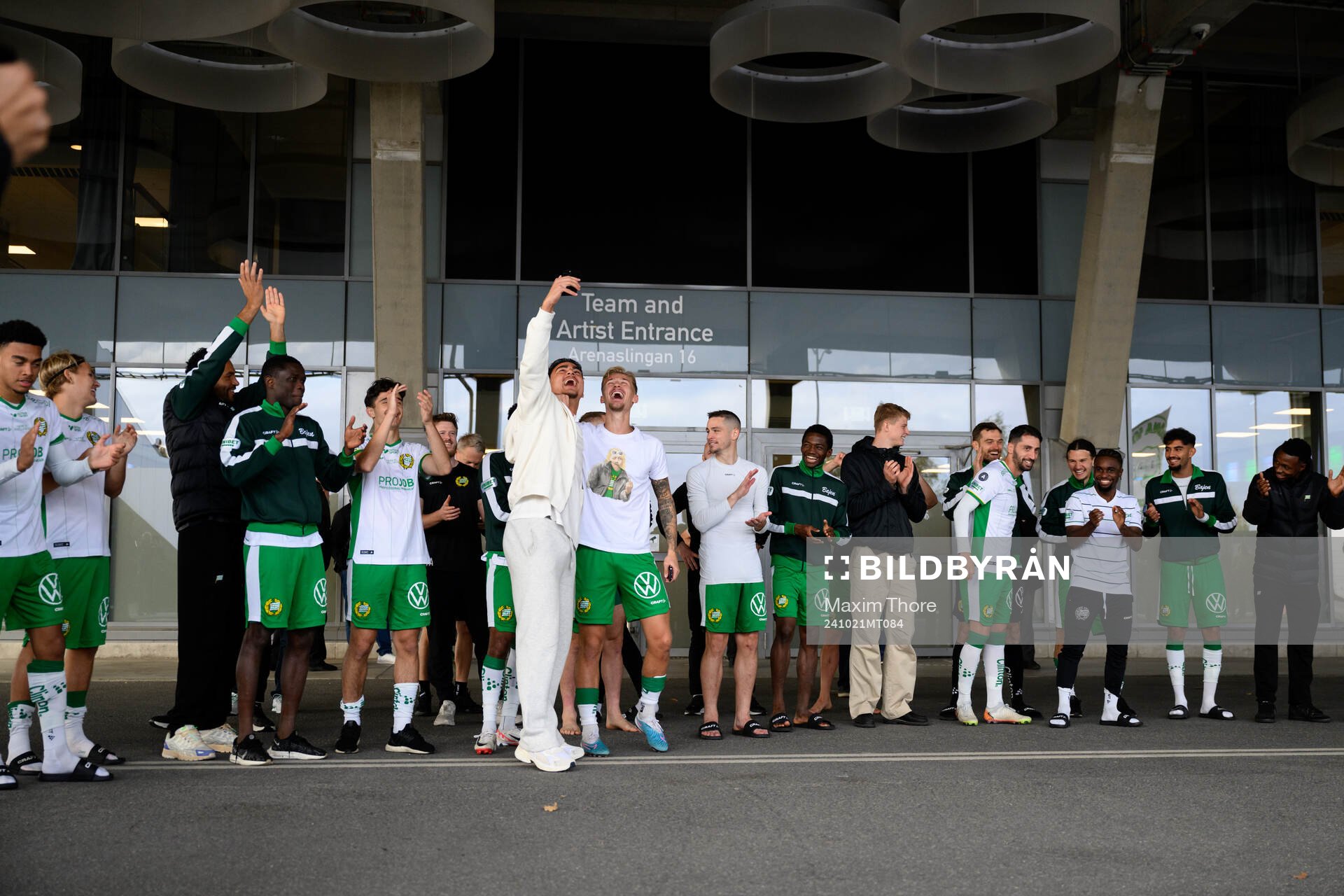 Hammarbys spelare möter supportrarna utanför arenan efter fotbollsmatchen i Allsvenskan mellan Hammarby och Djurgården den 21 oktober 2024 i Stockholm.