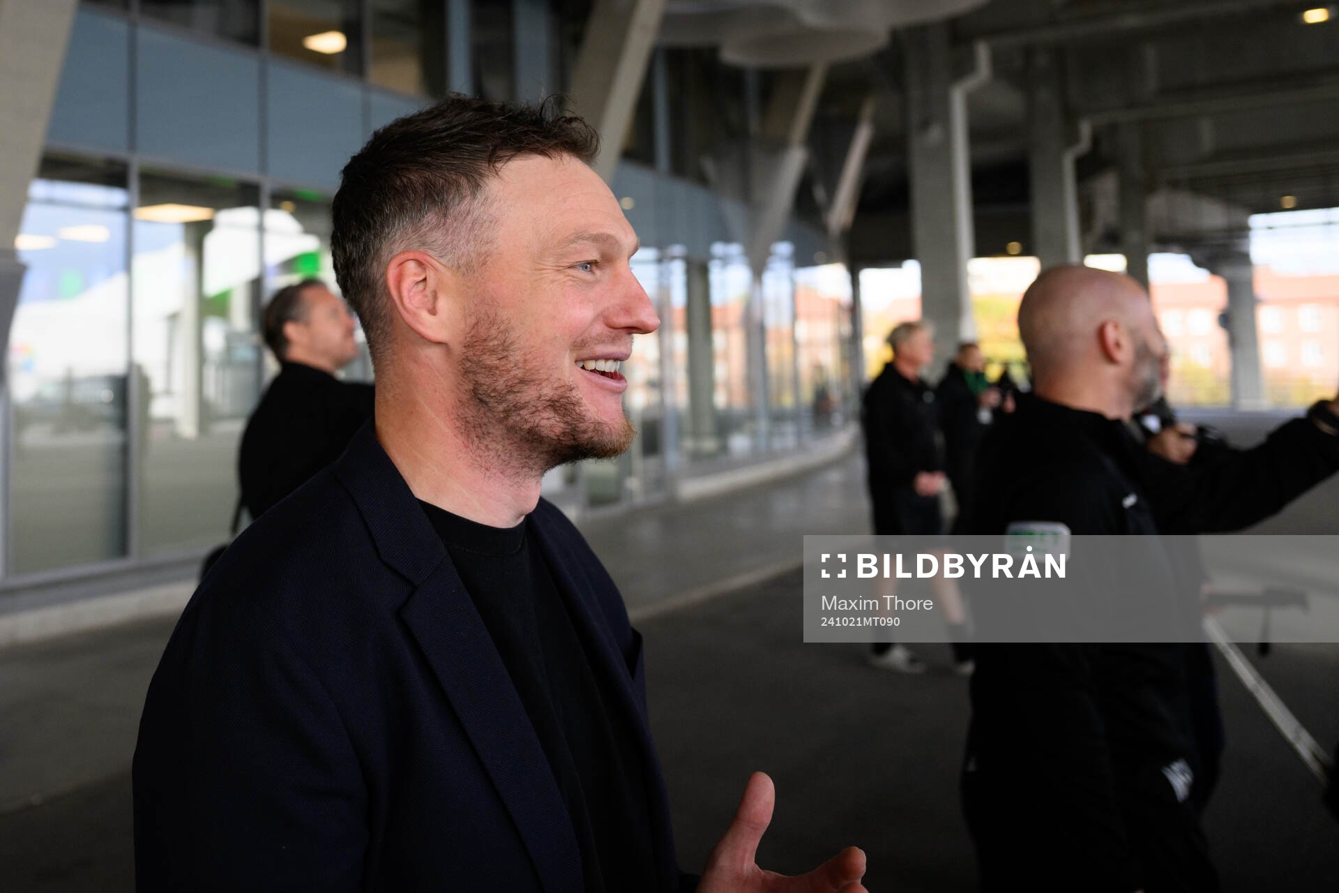 Hammarbys tränare Kim Hellberg jublar utanför arenan