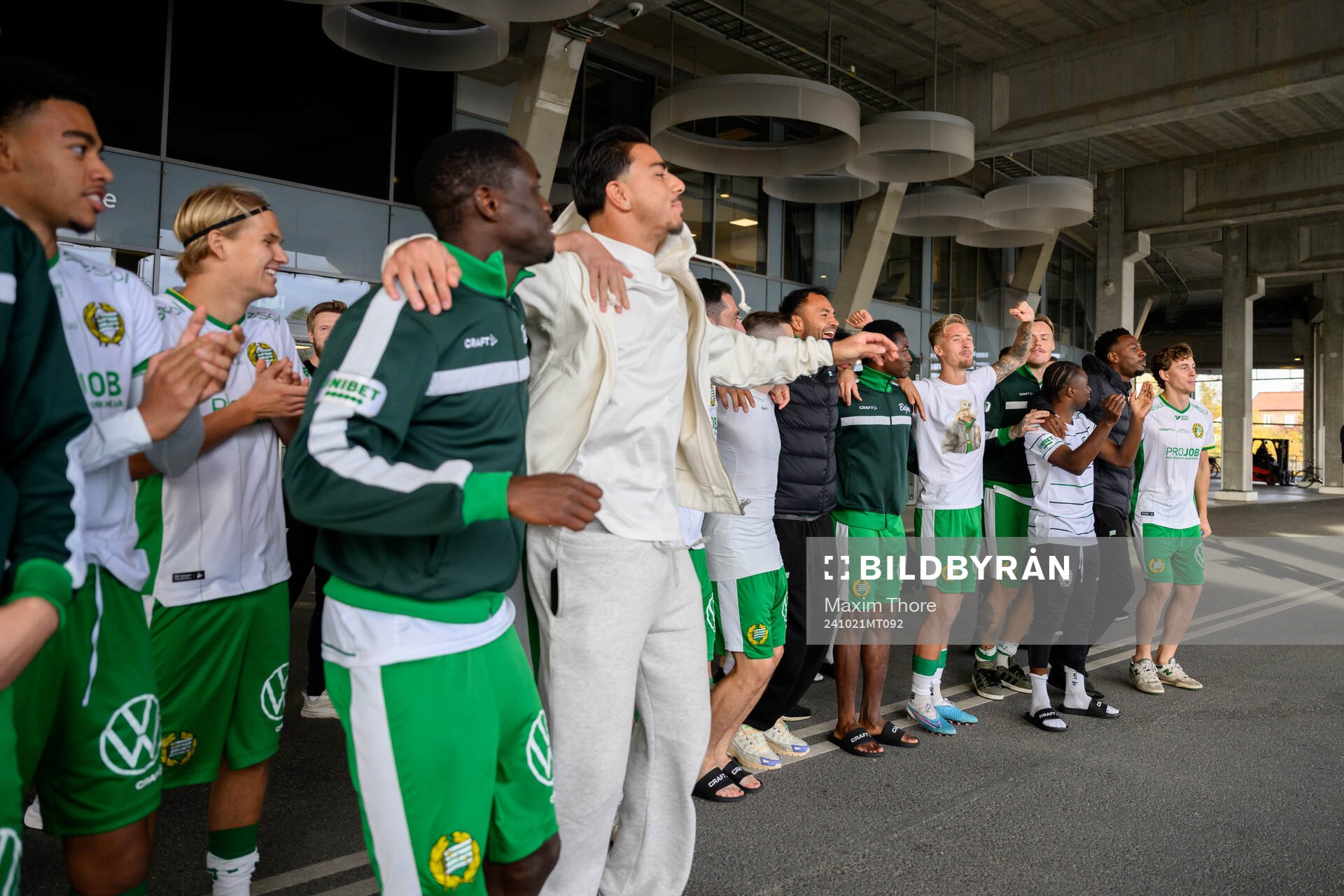 Hammarbys spelare jublar utanför arenan