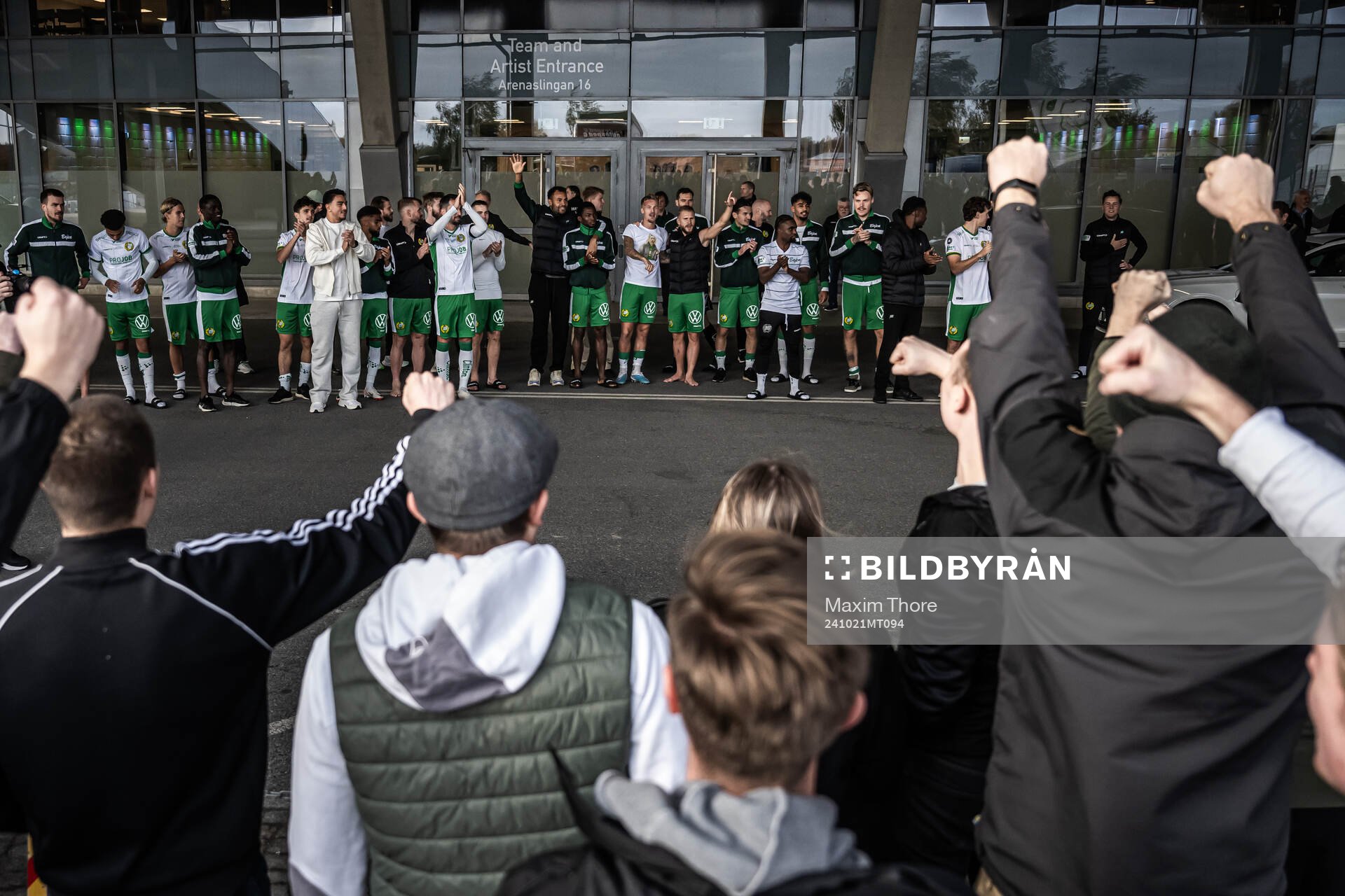 Hammarbys spelare jublar framför sina supportrar utanför