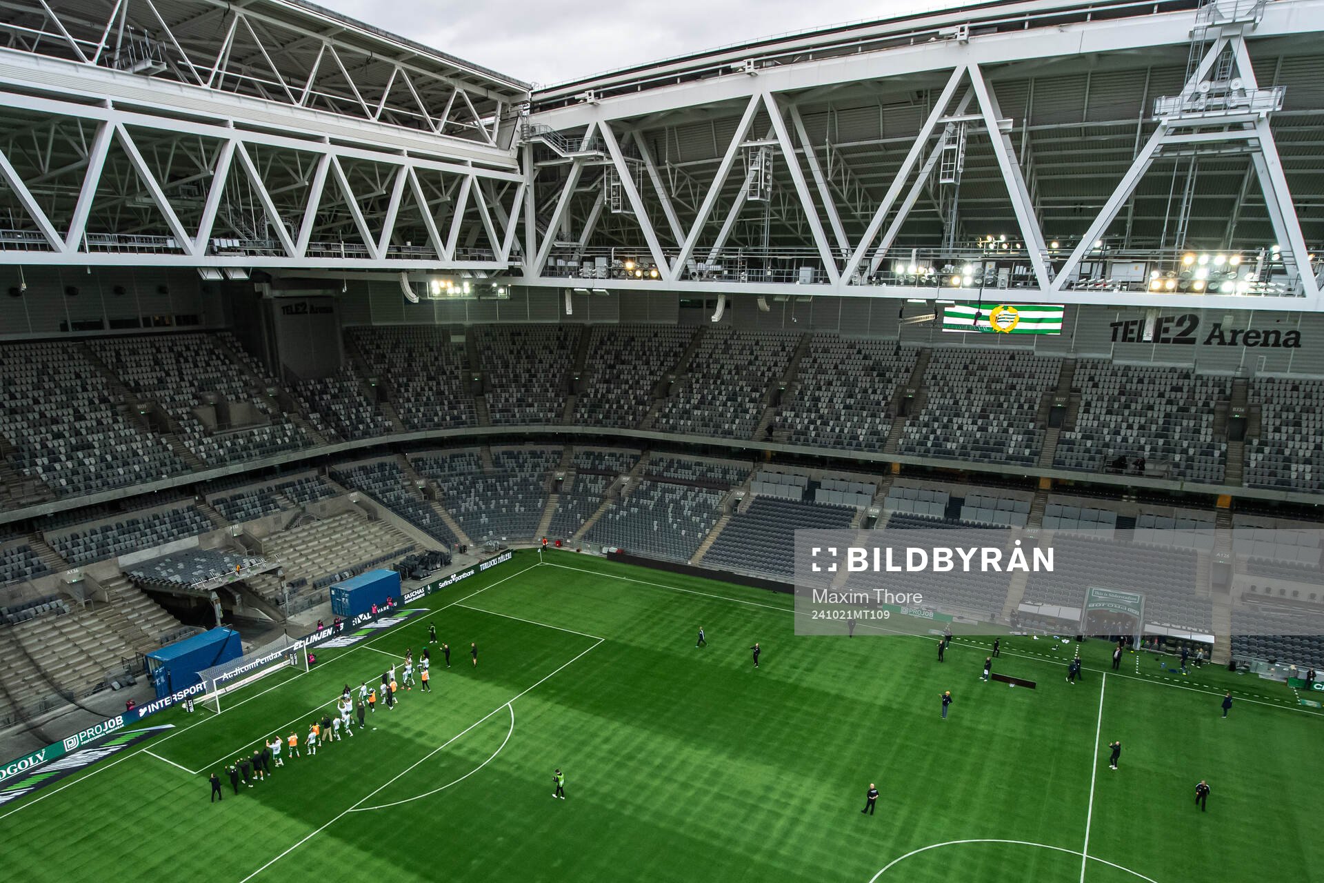 Hammarbys spelare jublar mot tomma läktare