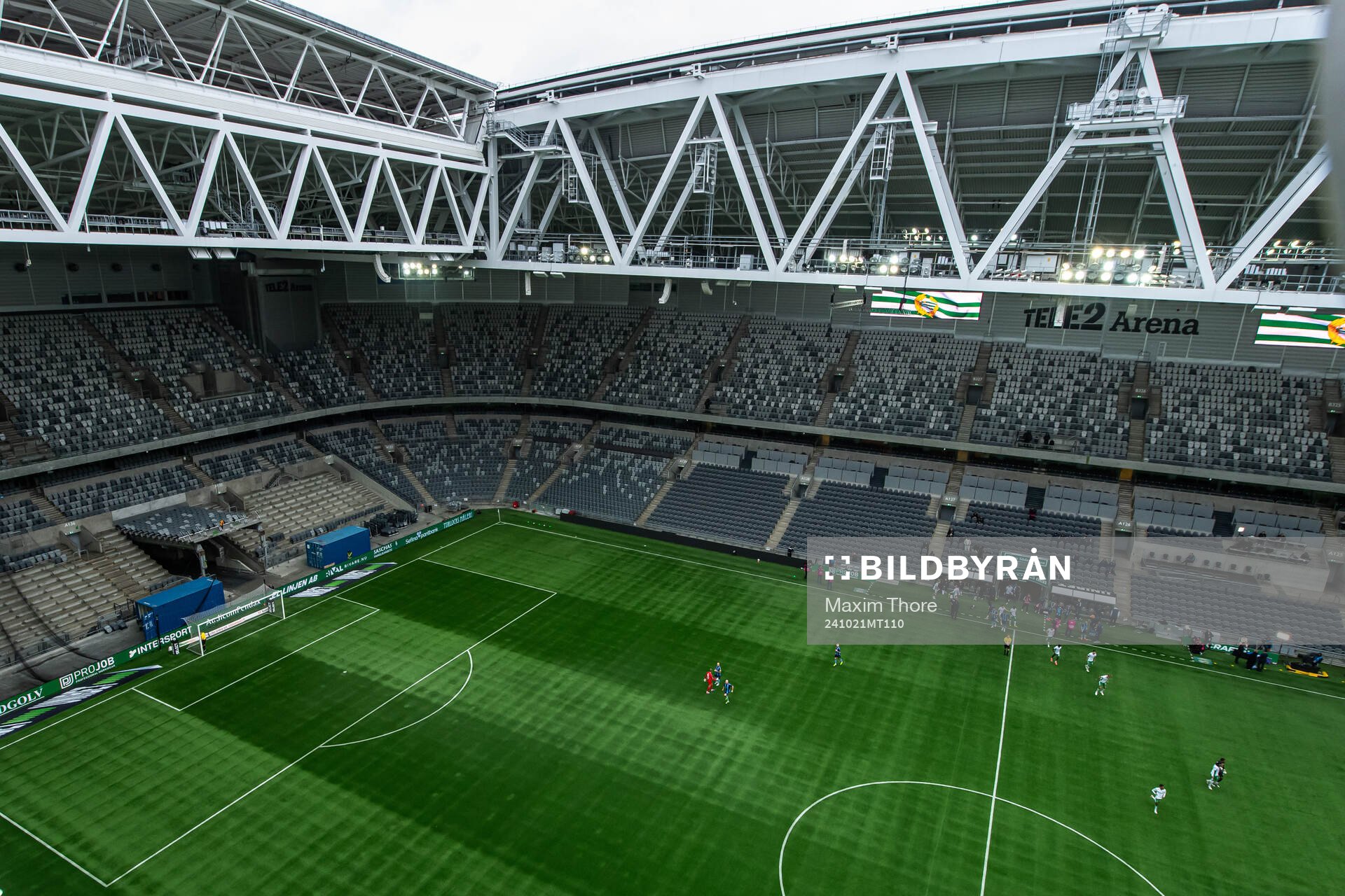 Spelarna från båda lagen gör entré framför tomma