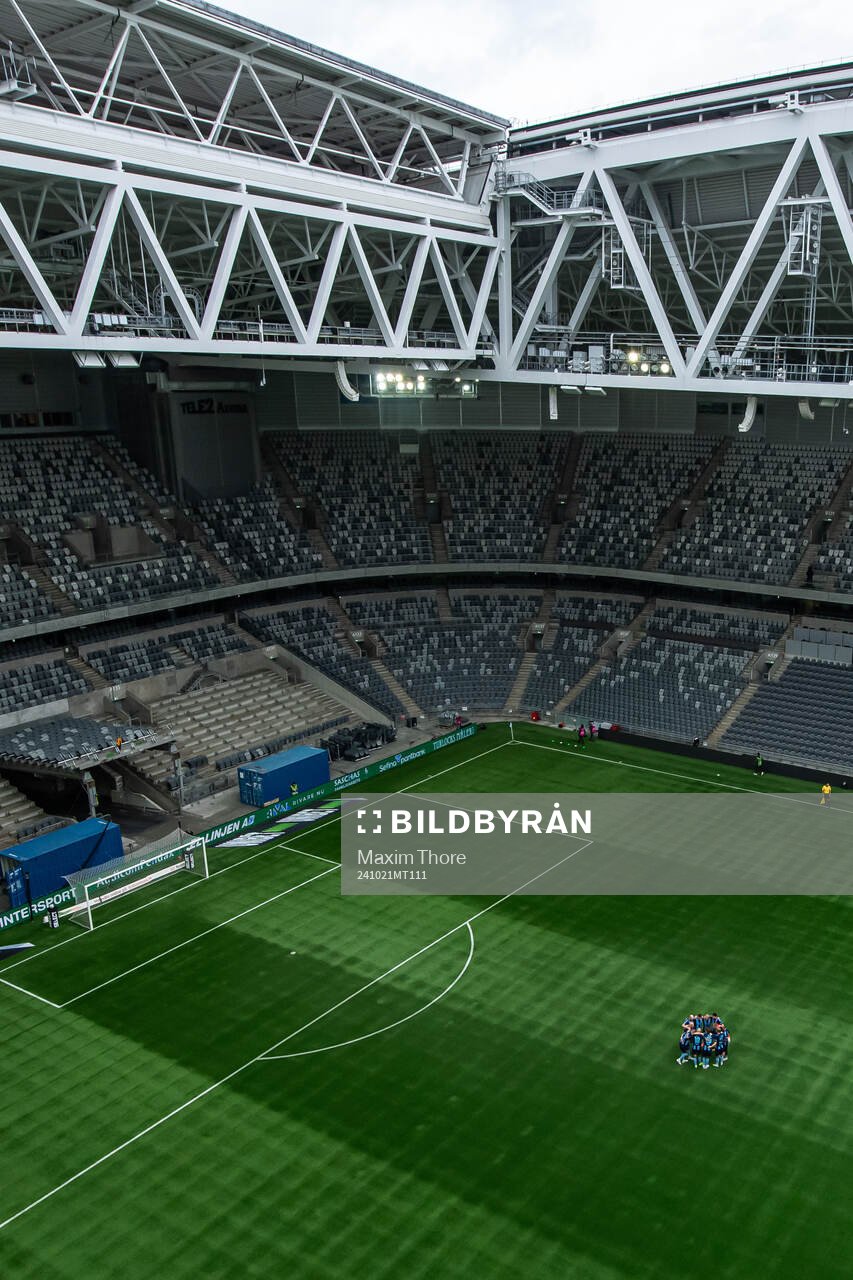 Djurgårdens spelare samlas i ring framför tomma läktare
