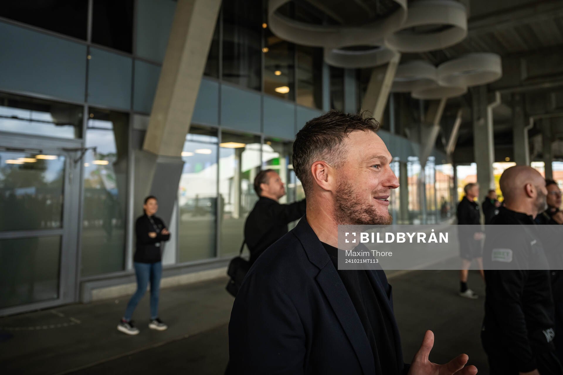Hammarbys tränare Kim Hellberg jublar utanför arenan