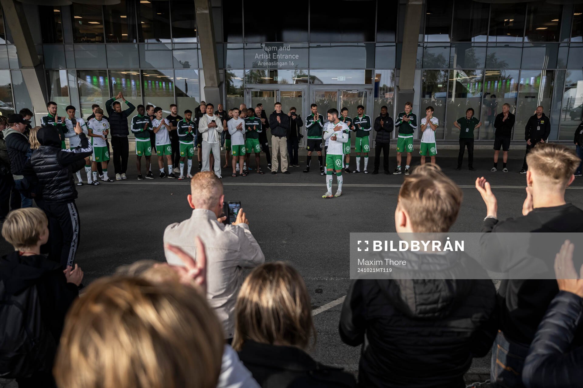 Hammarbys Bahir Besara tackar supportrarna utanför arenan