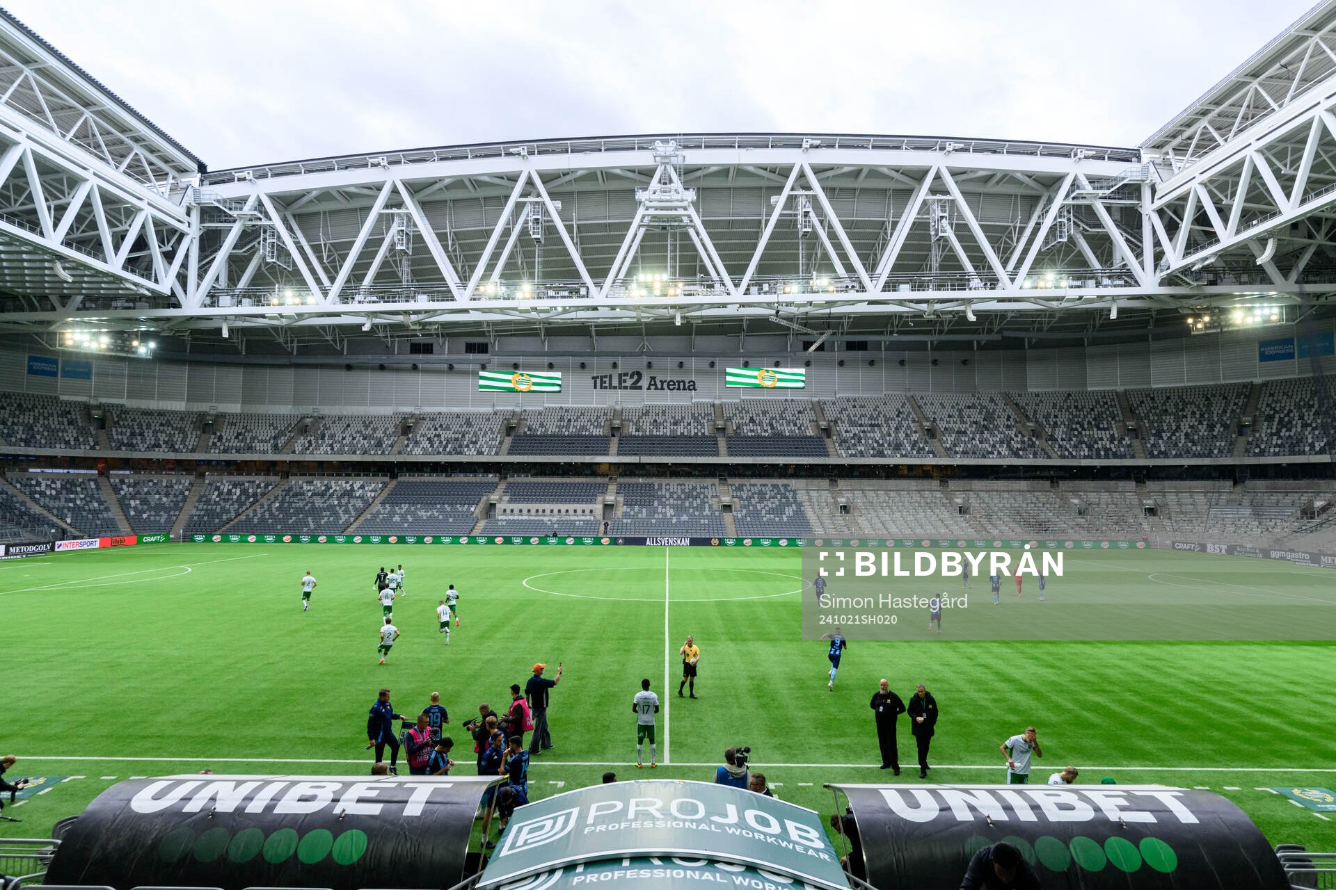Spelarna går ut på planen