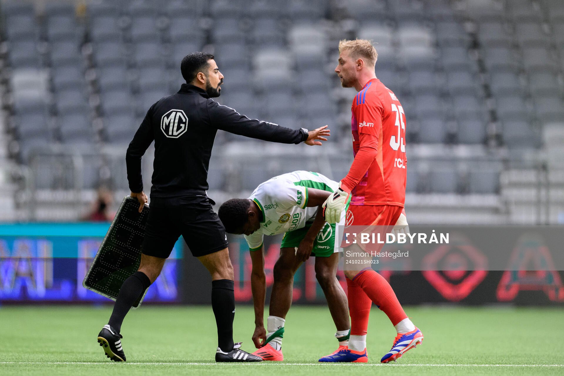 Hammarbys Bouzomana Toure och Djurgårdens målvakt Jacob